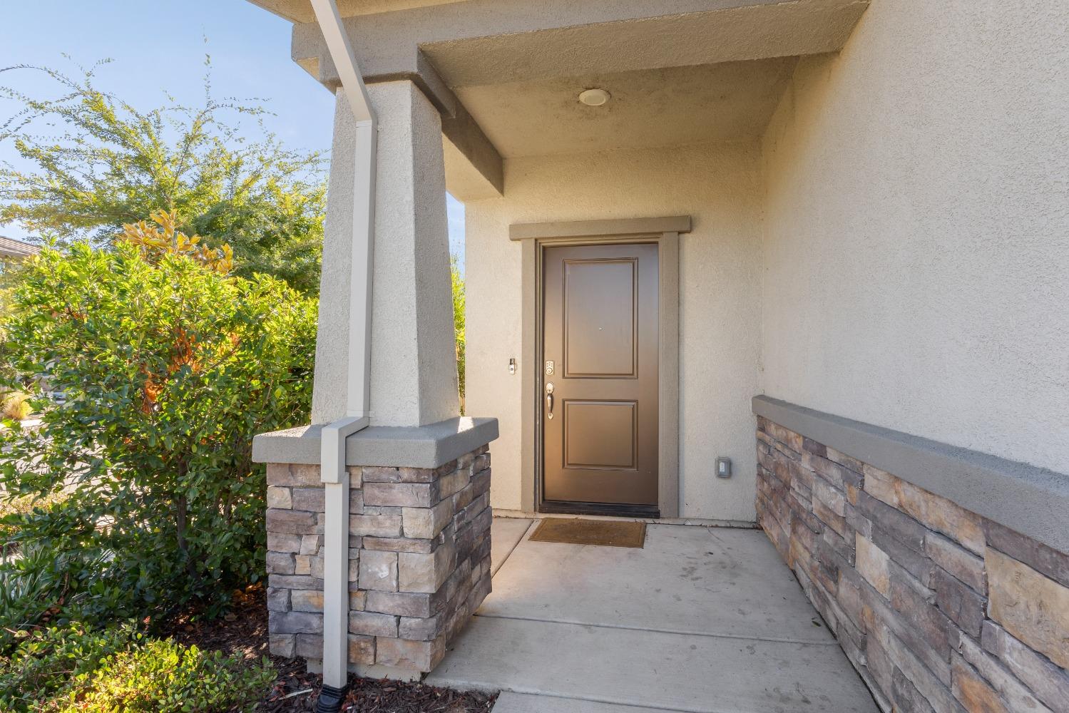 Detail Gallery Image 4 of 38 For 2 Bridgehome Ct, Sacramento,  CA 95834 - 3 Beds | 2/1 Baths