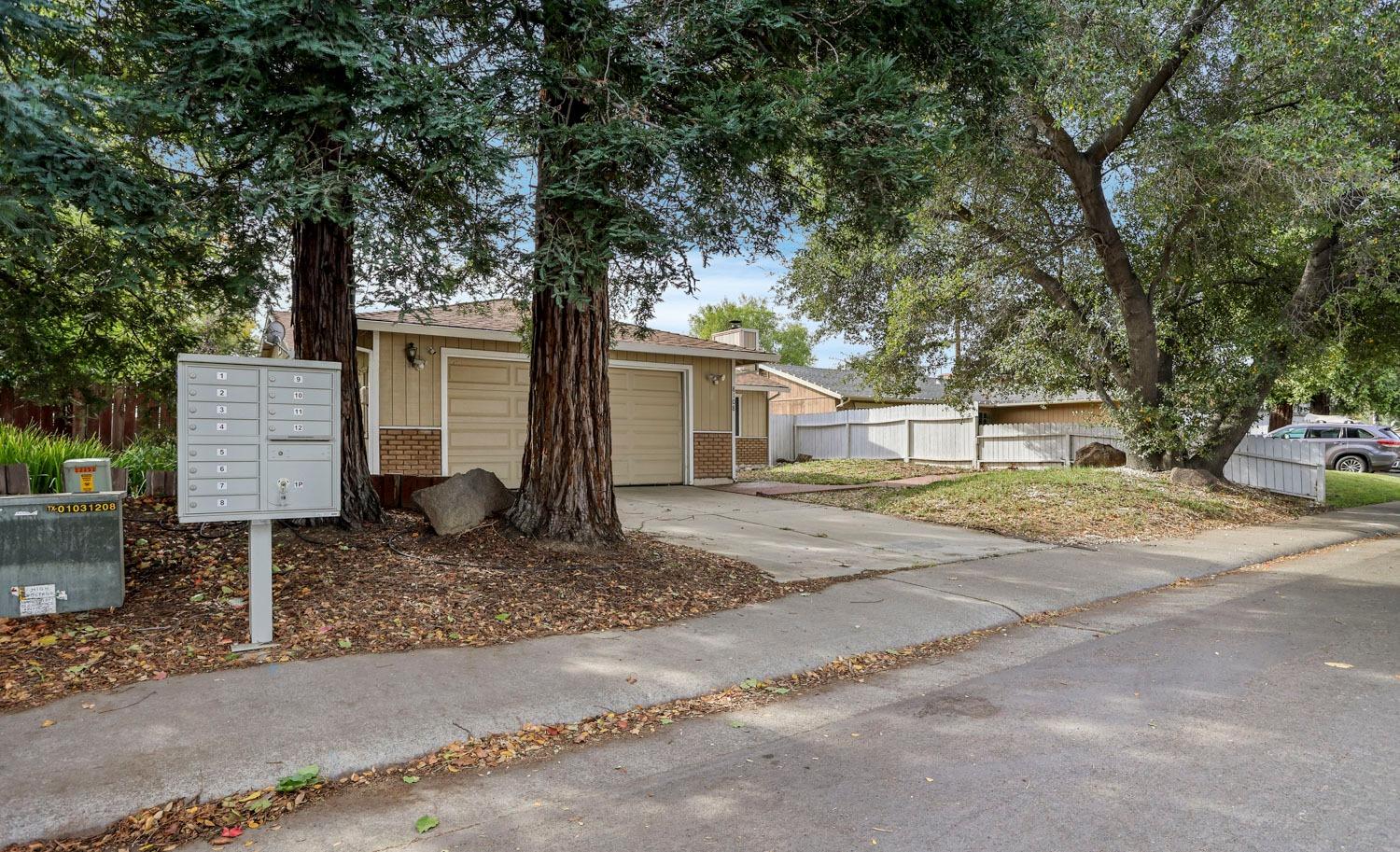 Detail Gallery Image 3 of 36 For 8108 Haystack Dr, Sacramento,  CA 95828 - 3 Beds | 2 Baths