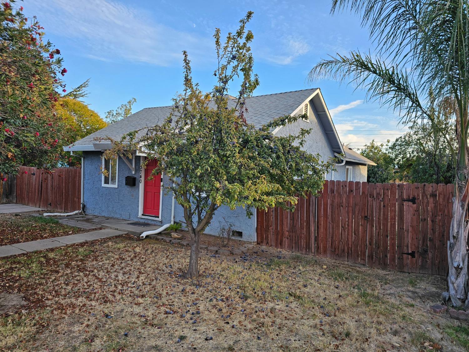 Detail Gallery Image 5 of 7 For 3740 26th Ave, Sacramento,  CA 95820 - 3 Beds | 2 Baths