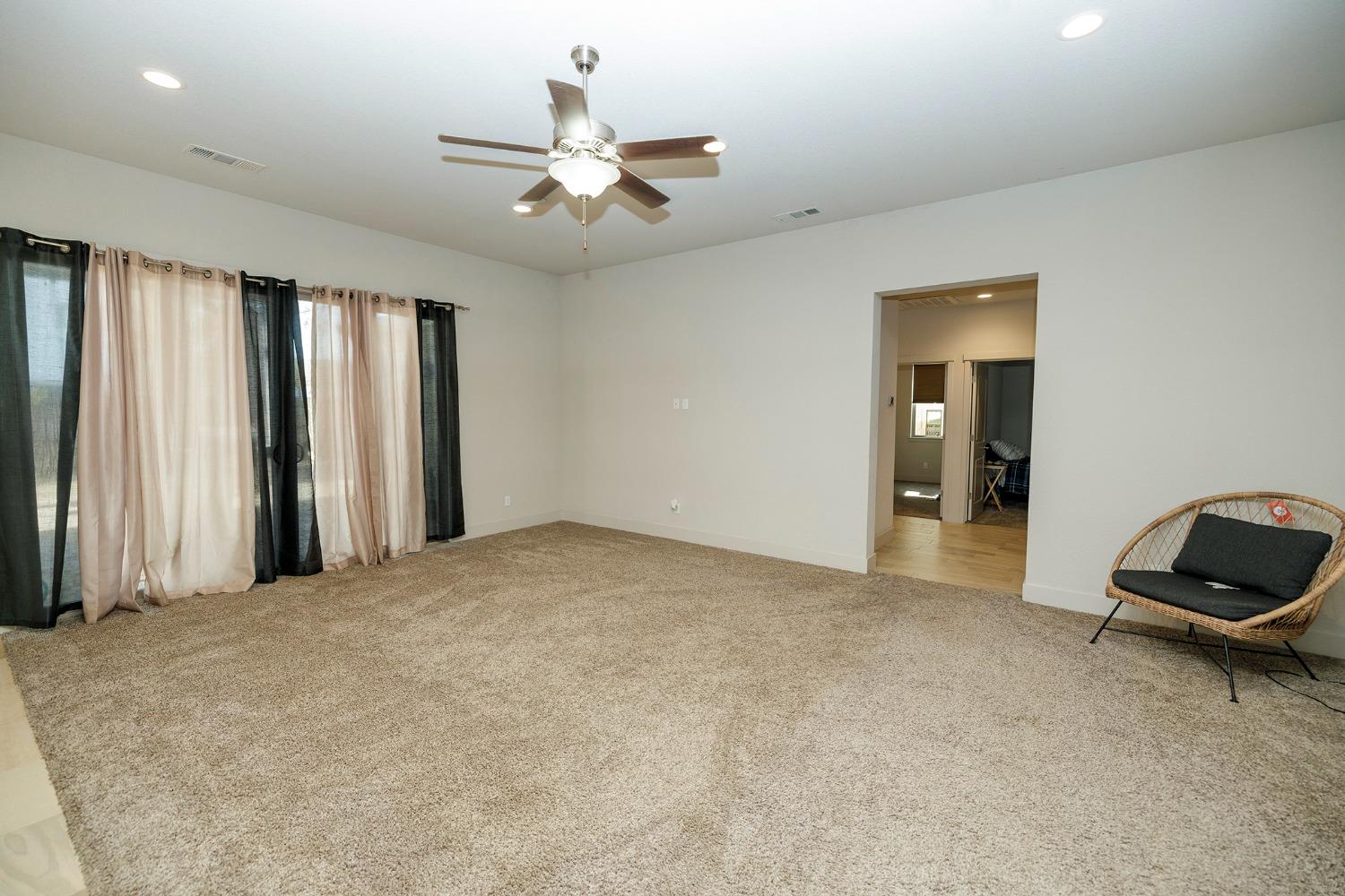 Detail Gallery Image 10 of 43 For 132 Lemon Blossom Ln, Patterson,  CA 95363 - 5 Beds | 2 Baths