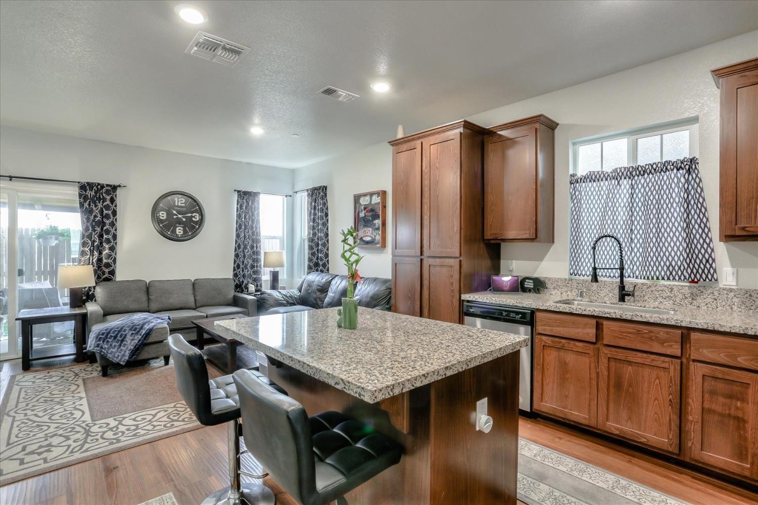 Detail Gallery Image 6 of 23 For 8147 Weeping Willow Ln, Sacramento,  CA 95828 - 4 Beds | 2/1 Baths