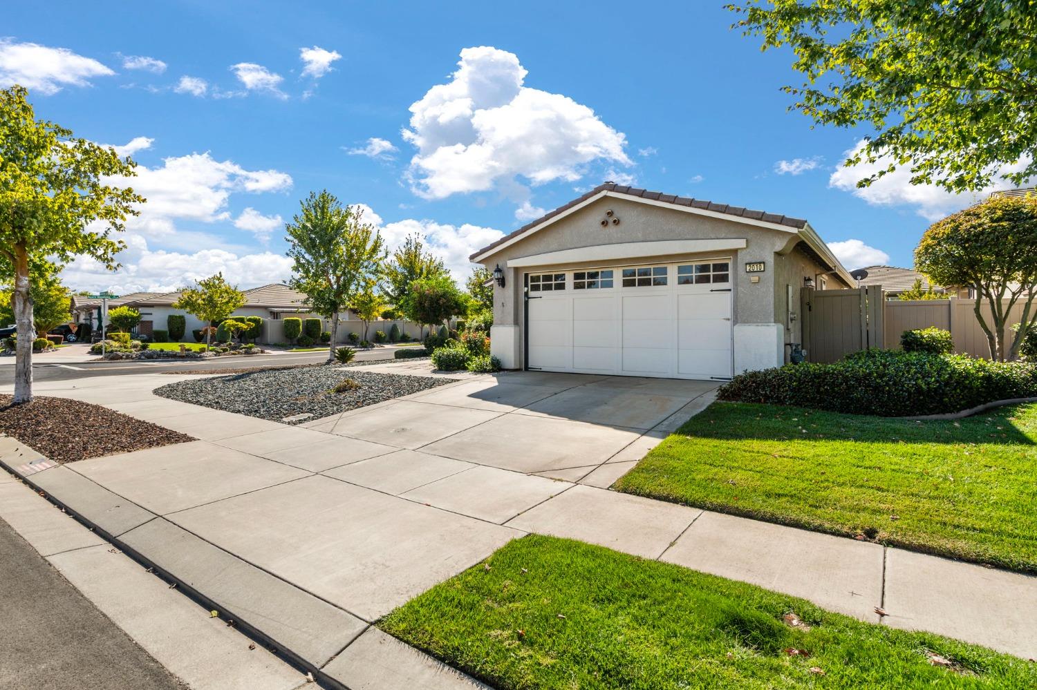 Detail Gallery Image 3 of 35 For 2010 Autumn Oaks St, Manteca,  CA 95336 - 2 Beds | 2 Baths