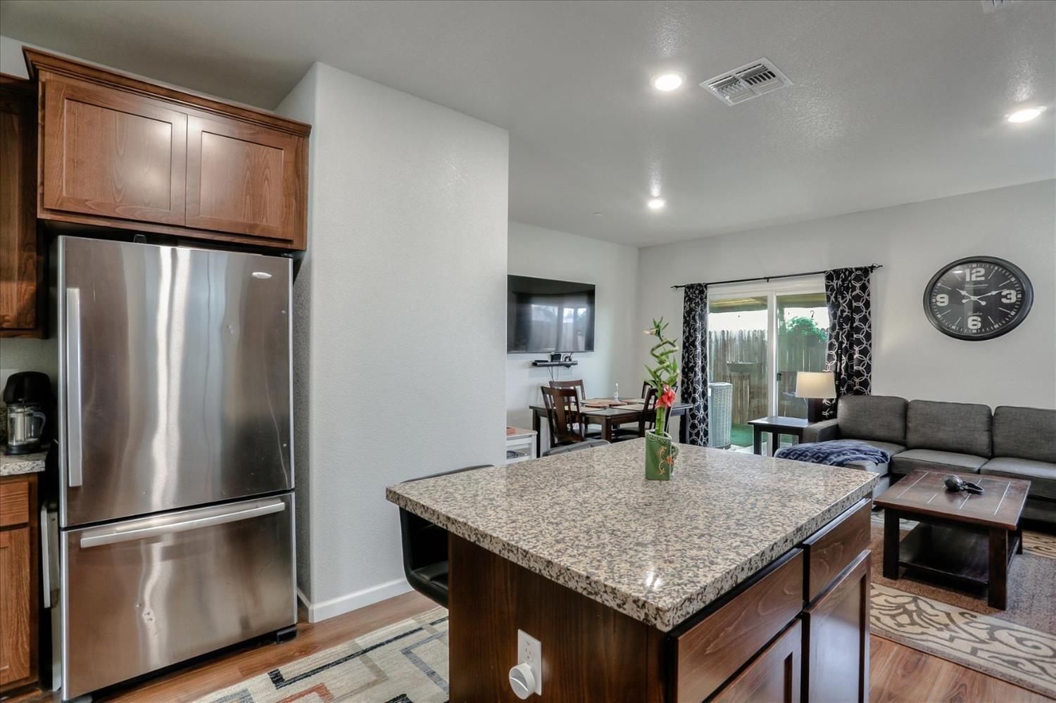 Detail Gallery Image 14 of 23 For 8147 Weeping Willow Ln, Sacramento,  CA 95828 - 4 Beds | 2/1 Baths