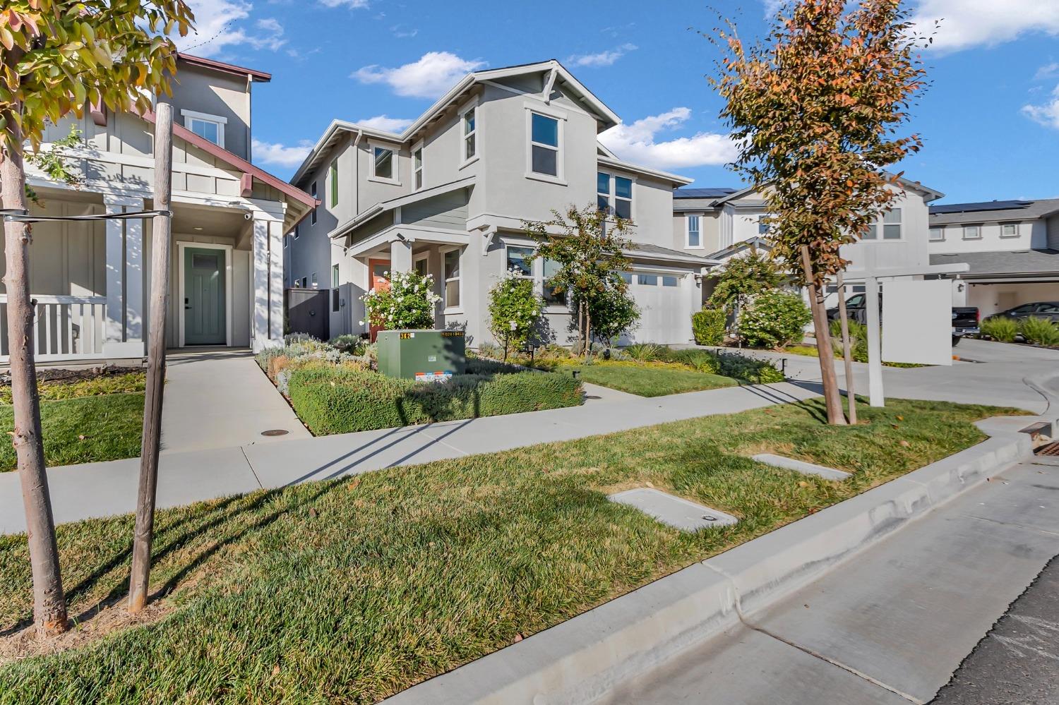 Detail Gallery Image 2 of 40 For 2731 Alcove Way, Sacramento,  CA 95833 - 5 Beds | 4 Baths