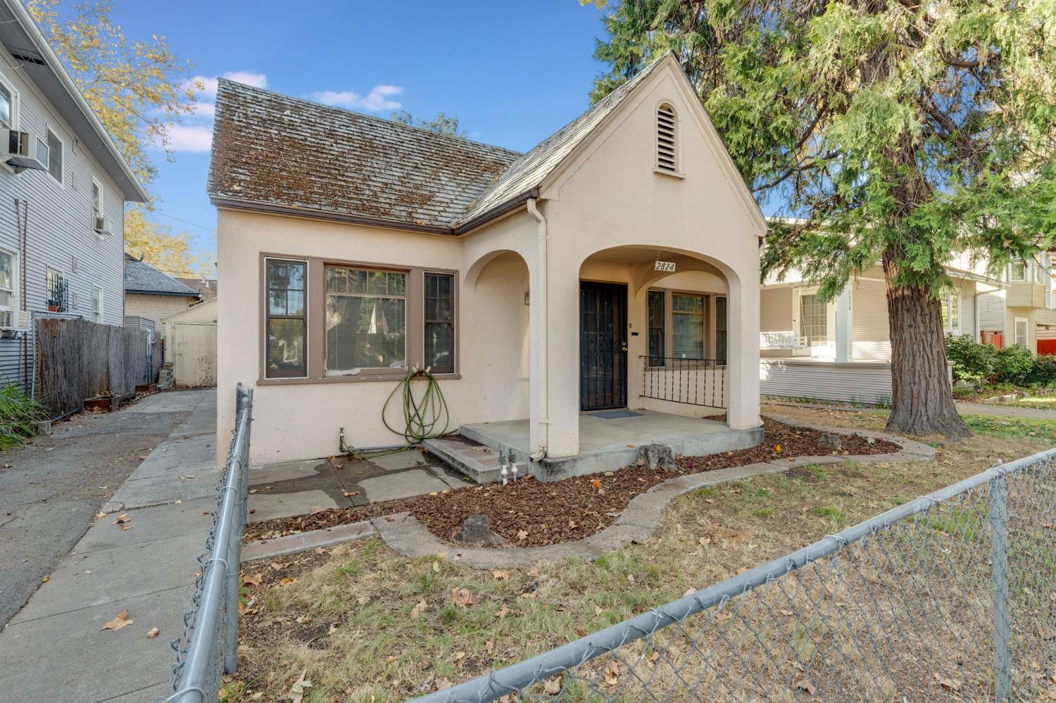 Detail Gallery Image 2 of 32 For 2824 F St, Sacramento,  CA 95816 - 2 Beds | 1 Baths