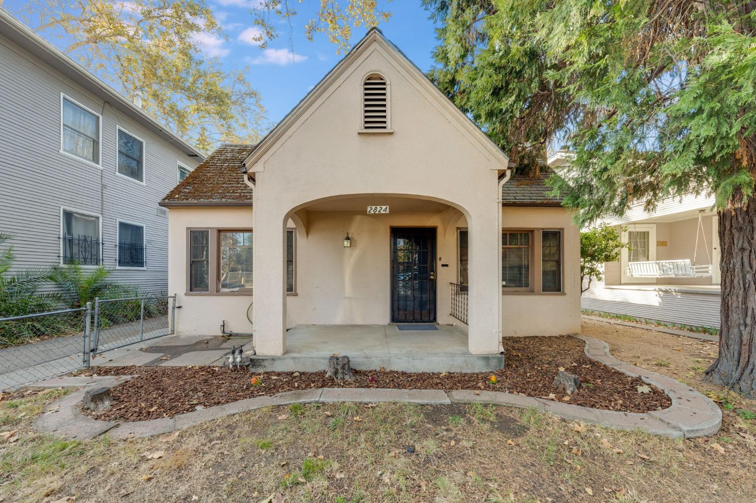 Detail Gallery Image 1 of 32 For 2824 F St, Sacramento,  CA 95816 - 2 Beds | 1 Baths