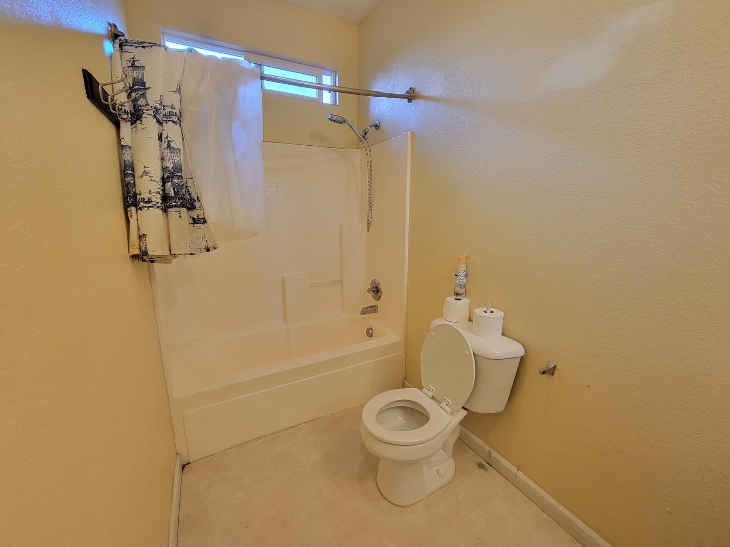 Detail Gallery Image 15 of 20 For 1646 Islesworth Way, Plumas Lake,  CA 95961 - 4 Beds | 2/1 Baths