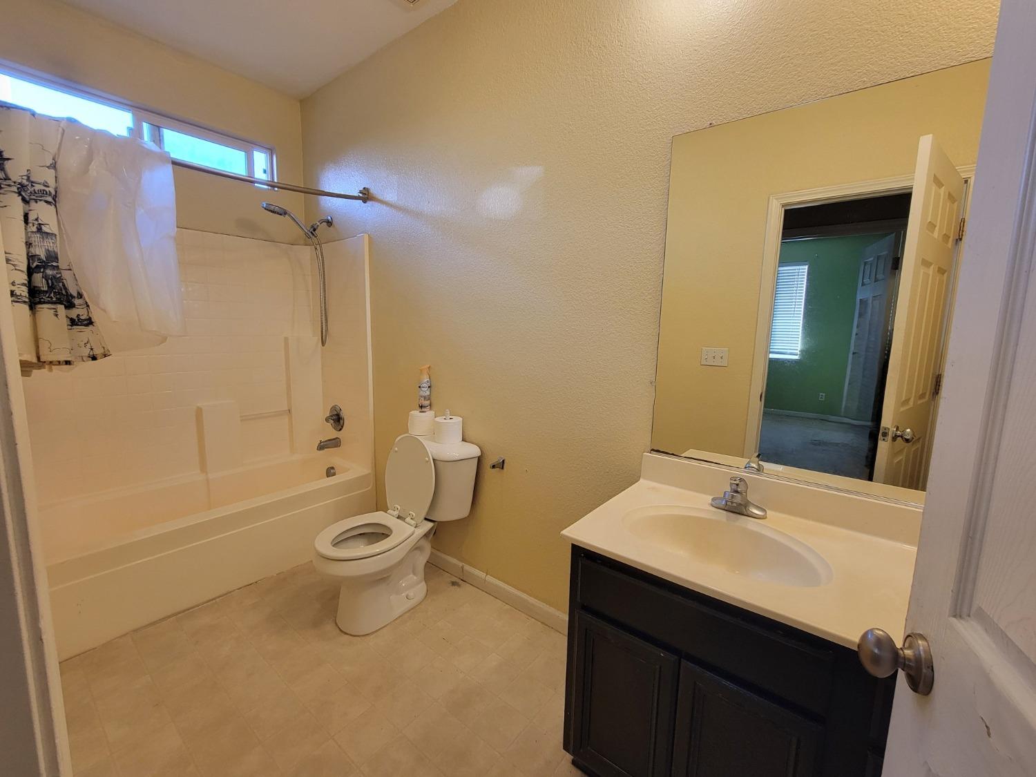 Detail Gallery Image 14 of 20 For 1646 Islesworth Way, Plumas Lake,  CA 95961 - 4 Beds | 2/1 Baths