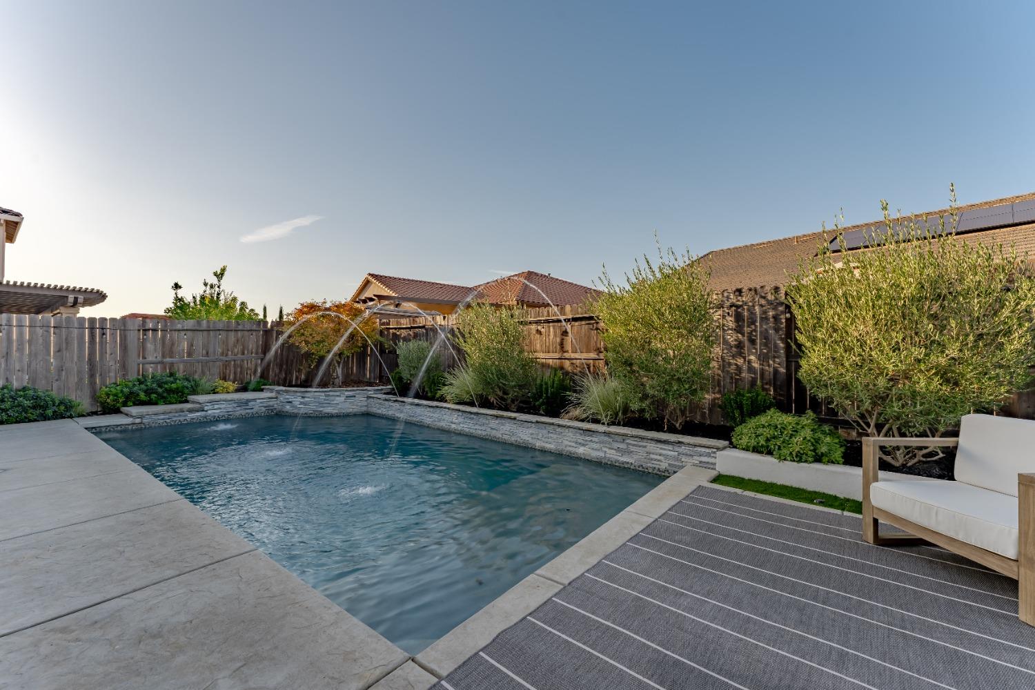 Detail Gallery Image 2 of 43 For 216 Valentino Ct, Roseville,  CA 95747 - 4 Beds | 3/1 Baths