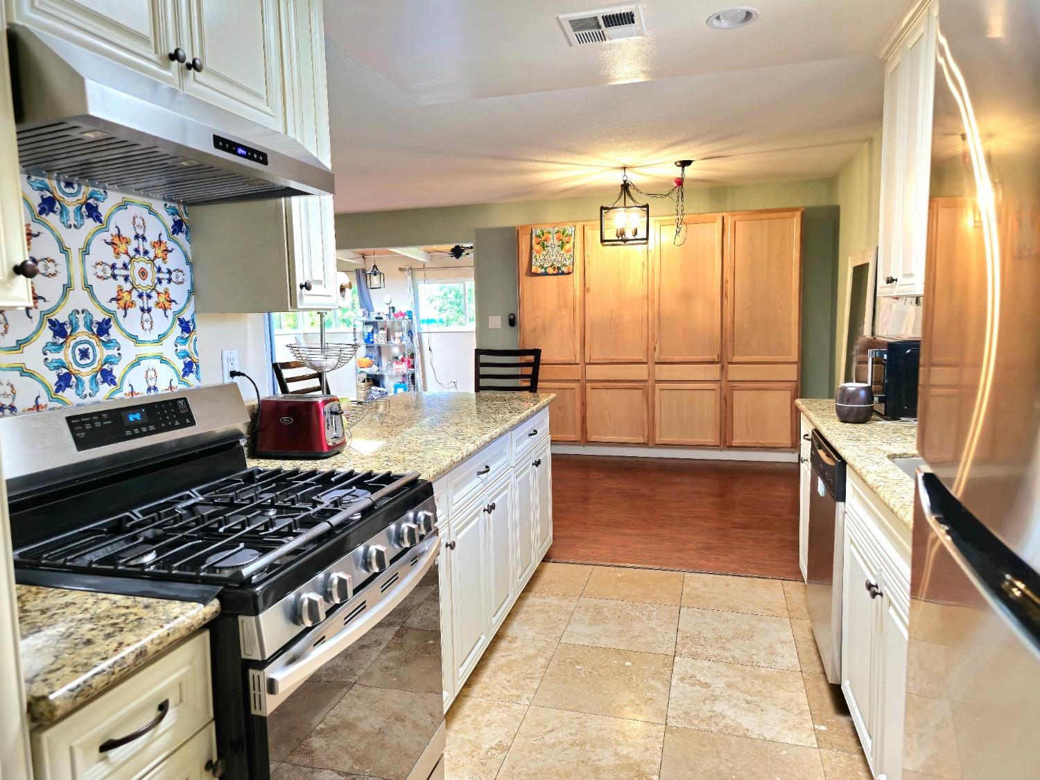 Detail Gallery Image 13 of 29 For 5813 Eastridge Dr, Sacramento,  CA 95842 - 4 Beds | 2 Baths