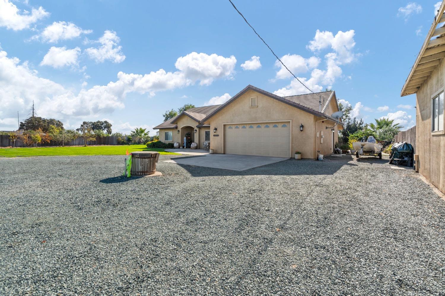 Detail Gallery Image 4 of 66 For 12373 N Lower Sacramento Rd, Lodi,  CA 95242 - 3 Beds | 2/1 Baths