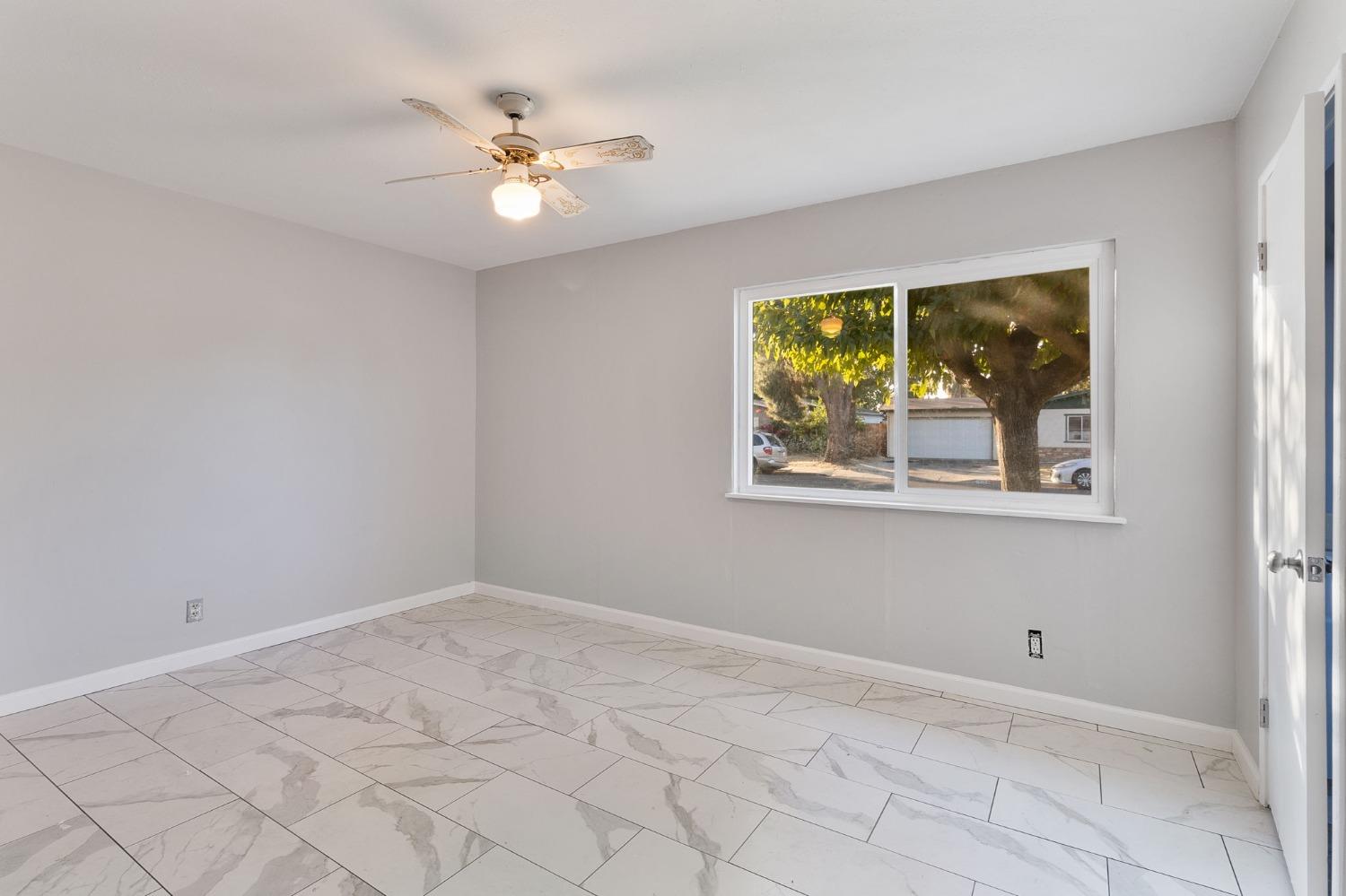 Detail Gallery Image 10 of 21 For 1595 Primrose Ave, Merced,  CA 95340 - 3 Beds | 2 Baths