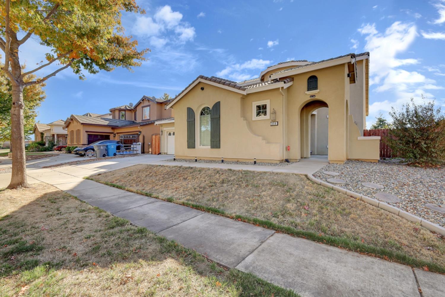 Detail Gallery Image 2 of 68 For 856 Oxford Ct, Yuba City,  CA 95991 - 5 Beds | 4/1 Baths