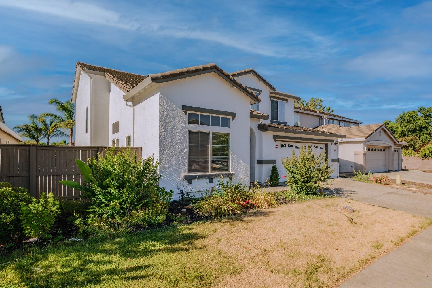 Detail Gallery Image 5 of 55 For 9865 Summer Glen Way, Elk Grove,  CA 95757 - 5 Beds | 3 Baths