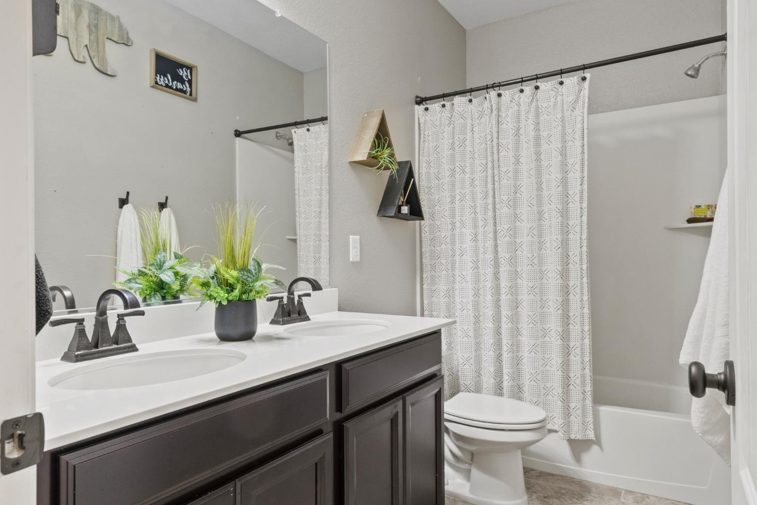 Detail Gallery Image 32 of 40 For 409 Holbrook Ct, Roseville,  CA 95747 - 4 Beds | 3/1 Baths