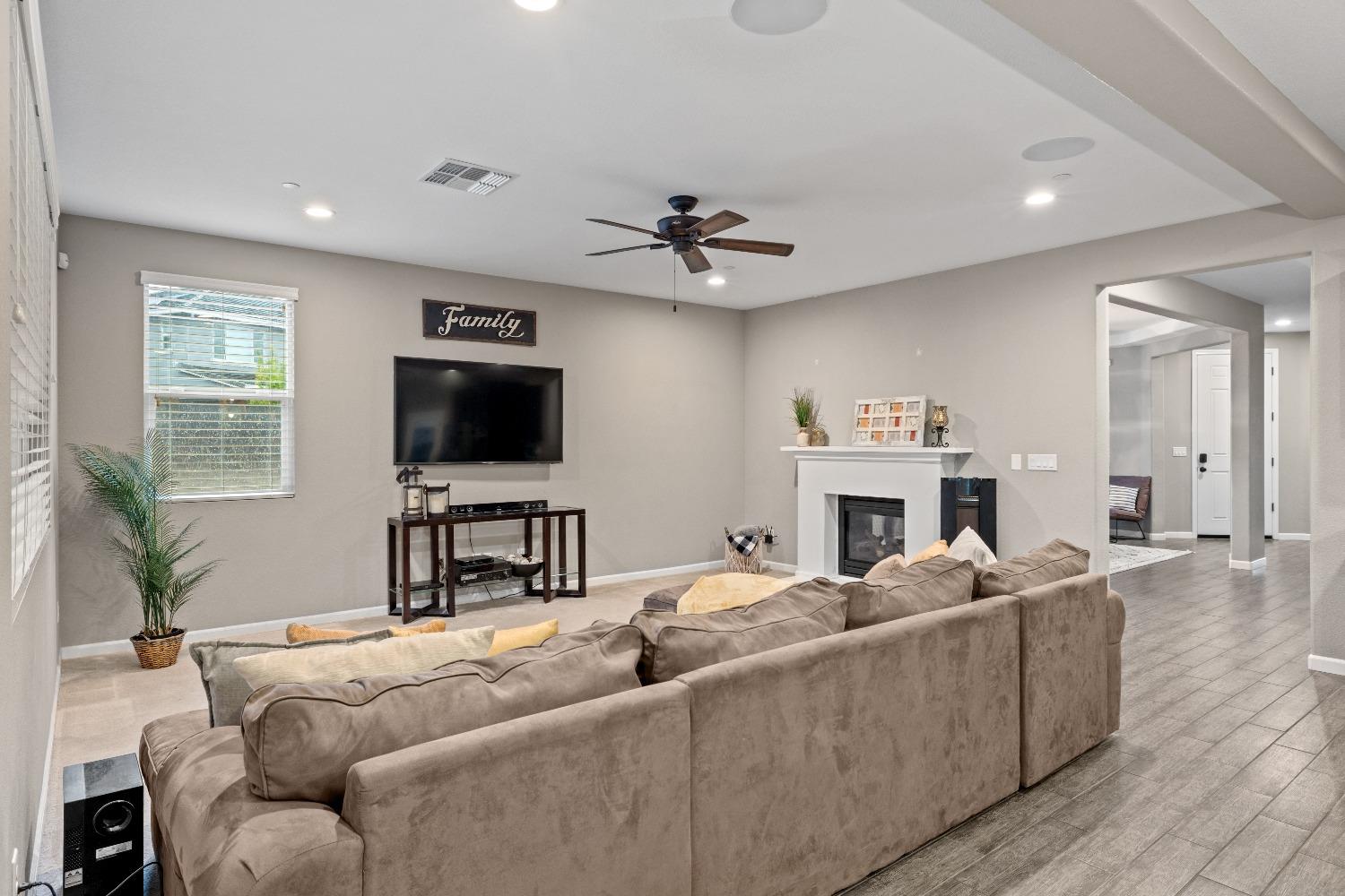 Detail Gallery Image 10 of 40 For 409 Holbrook Ct, Roseville,  CA 95747 - 4 Beds | 3/1 Baths