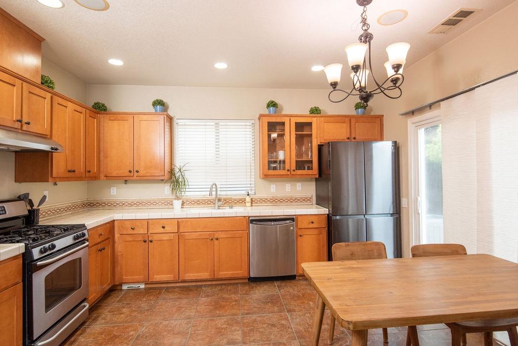 Detail Gallery Image 6 of 44 For 2715 Tapestry St, Manteca,  CA 95337 - 3 Beds | 2/1 Baths