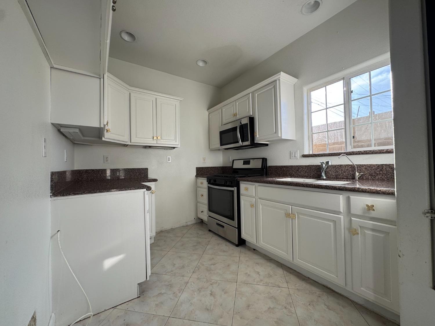 Detail Gallery Image 13 of 28 For 207 California Ave, Modesto,  CA 95351 - 2 Beds | 2 Baths