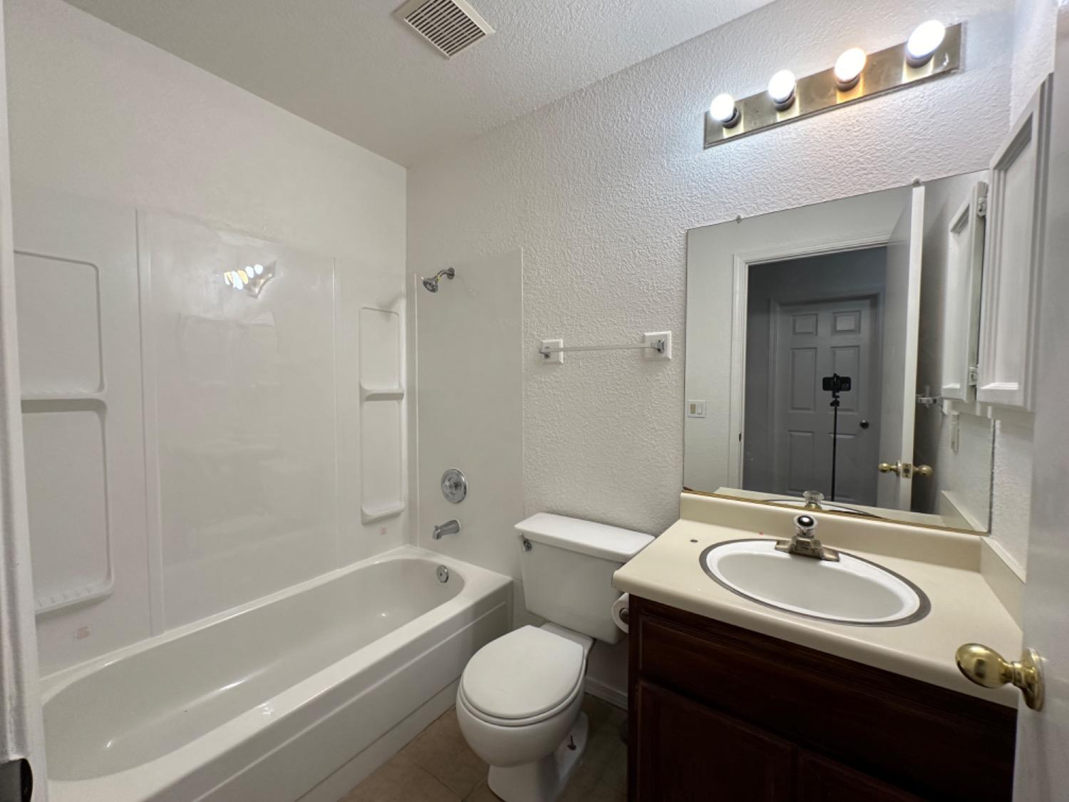 Detail Gallery Image 8 of 11 For 4849 Tomasini Way, Sacramento,  CA 95823 - 3 Beds | 2 Baths