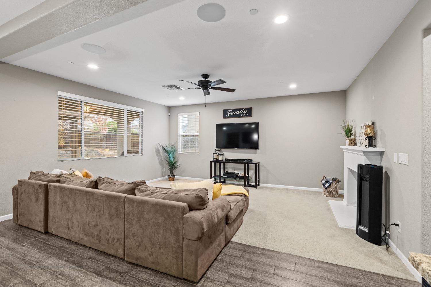 Detail Gallery Image 11 of 40 For 409 Holbrook Ct, Roseville,  CA 95747 - 4 Beds | 3/1 Baths