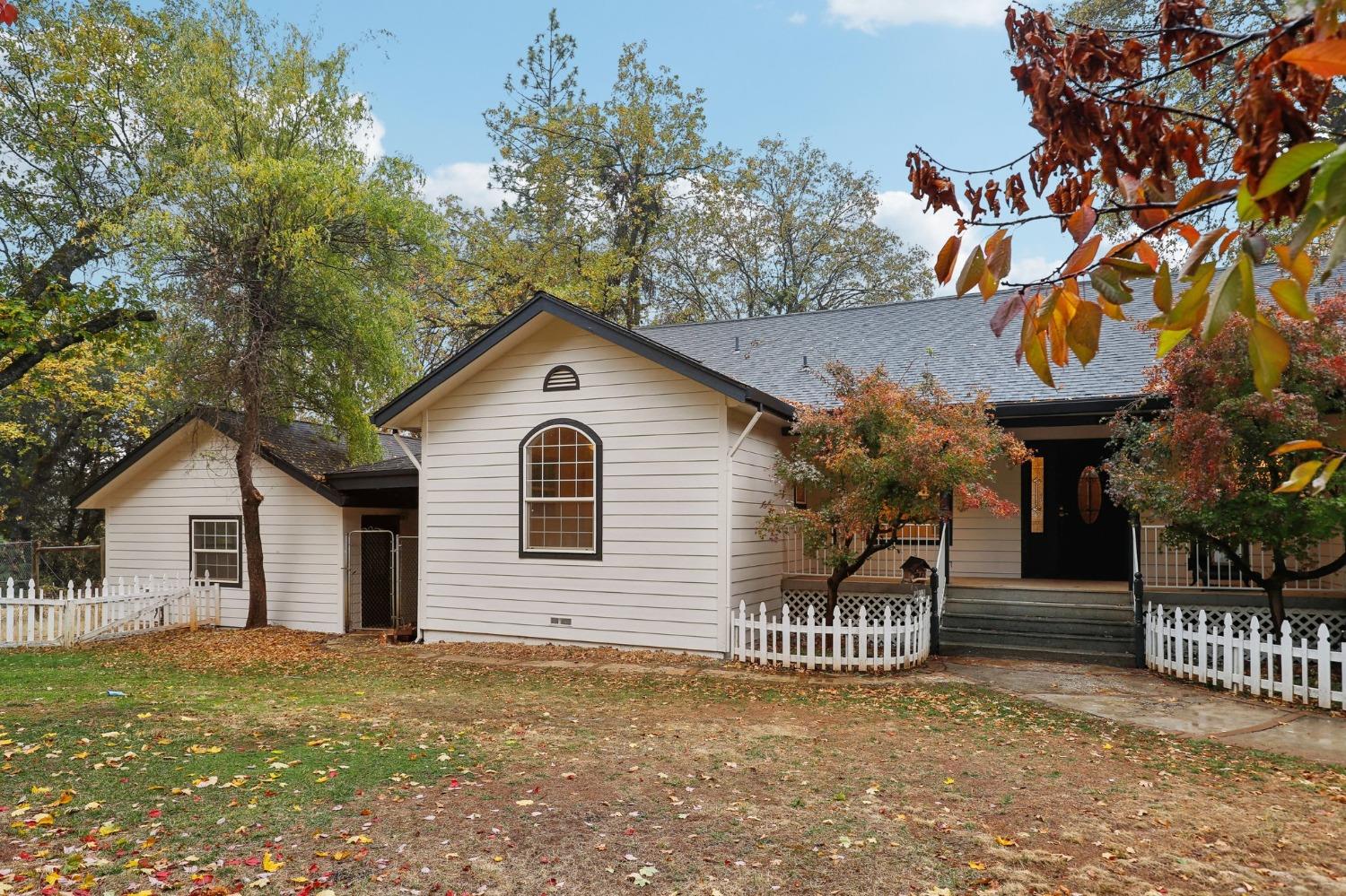 Detail Gallery Image 4 of 62 For 14795 Royal Flush Ct, Grass Valley,  CA 95945 - 3 Beds | 2/1 Baths