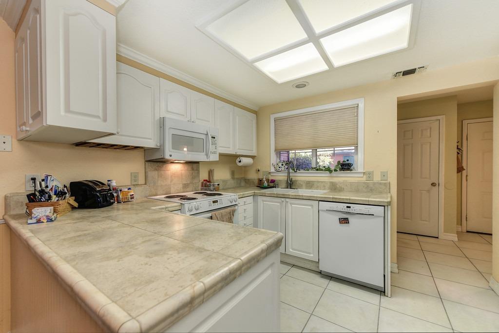 Detail Gallery Image 5 of 32 For 9343 River Oaks Ln, Orangevale,  CA 95662 - 3 Beds | 2/1 Baths