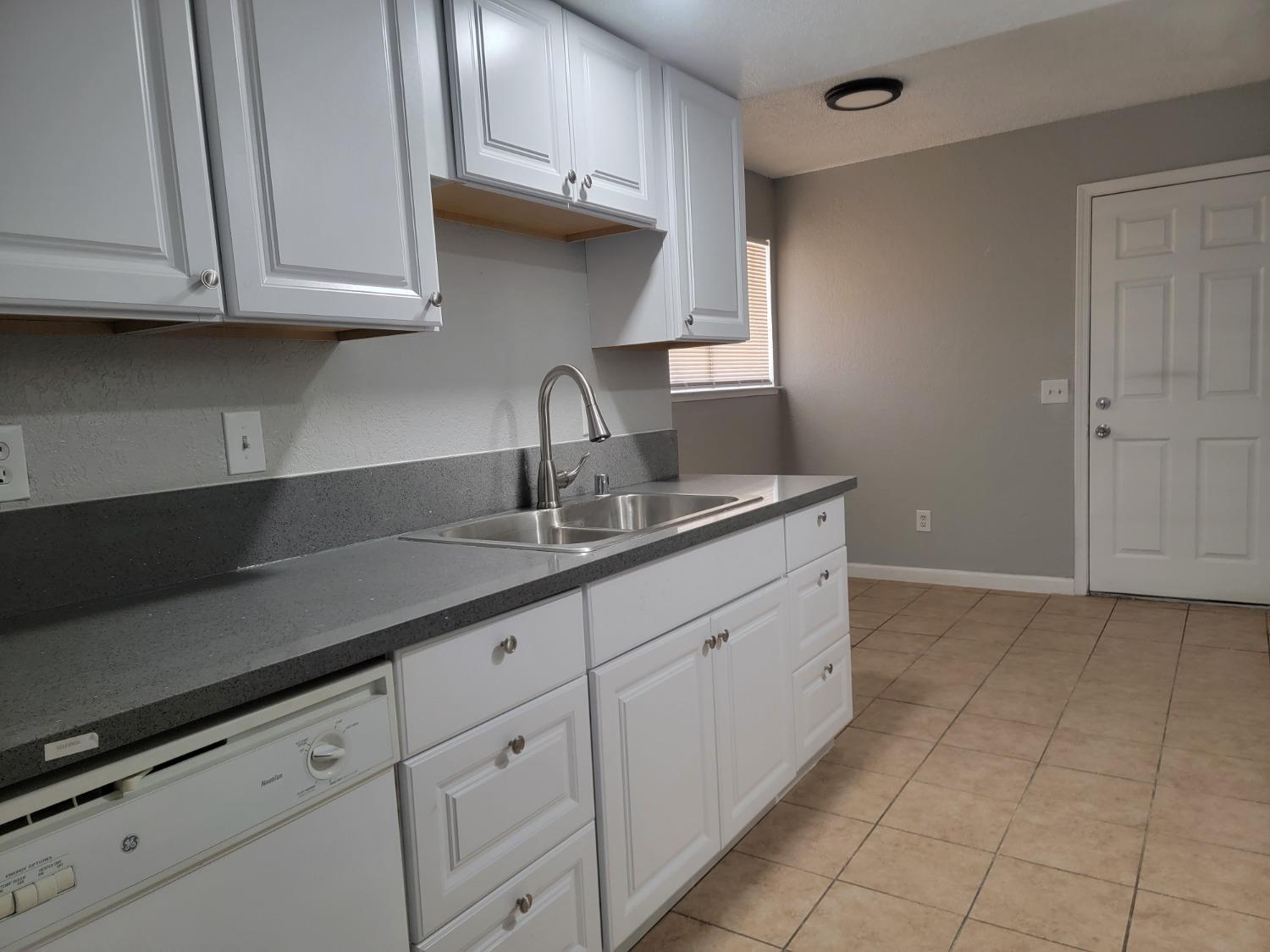 Detail Gallery Image 8 of 22 For 8229 Center Pkwy, Sacramento,  CA 95823 - 2 Beds | 1 Baths