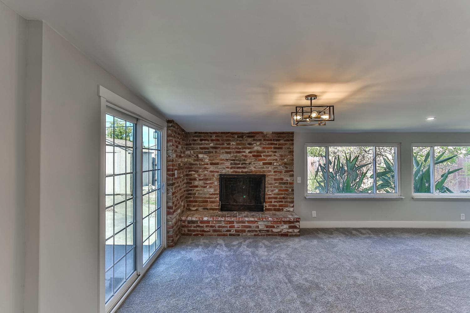 Detail Gallery Image 14 of 43 For 2028 Middleberry Rd, Sacramento,  CA 95815 - 4 Beds | 2 Baths