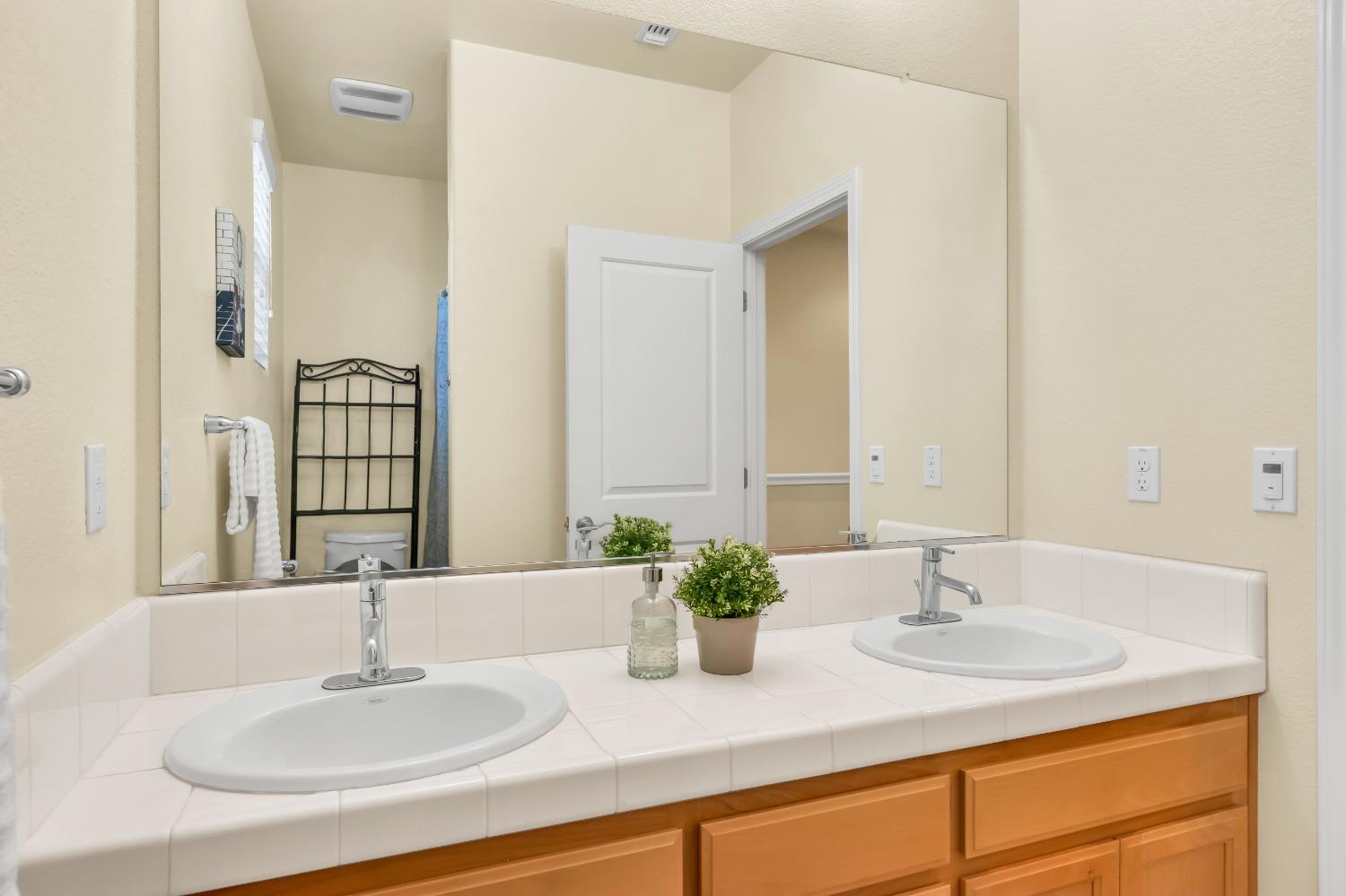 Detail Gallery Image 35 of 57 For 2481 Ben Ali Way, Sacramento,  CA 95815 - 4 Beds | 2/1 Baths