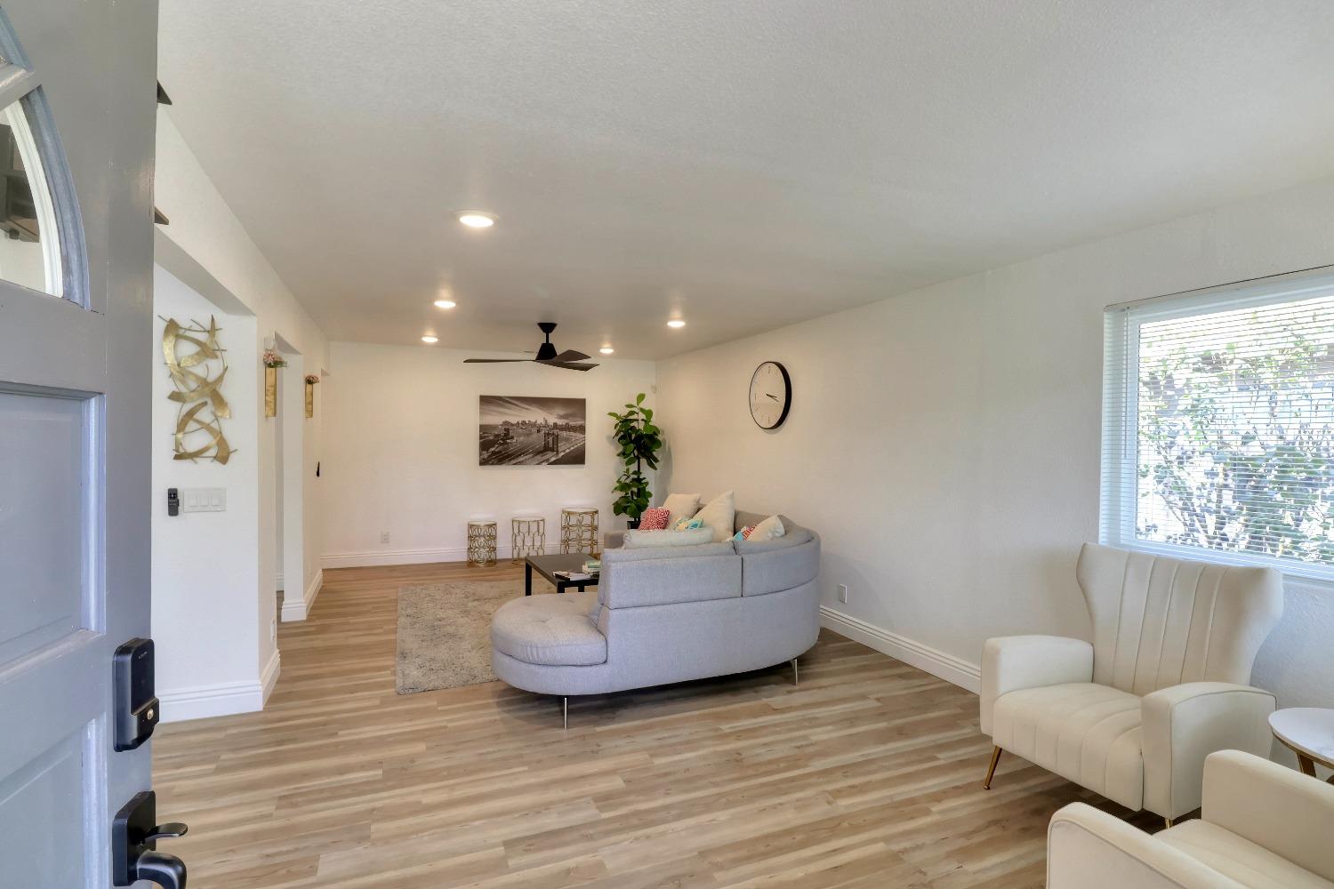 Detail Gallery Image 5 of 47 For 181 Arcade Blvd, Sacramento,  CA 95815 - 4 Beds | 2 Baths