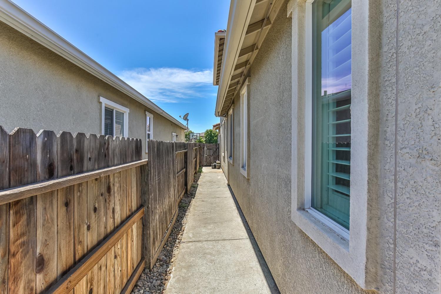 Detail Gallery Image 11 of 76 For 9781 Fall Valley Way, Sacramento,  CA 95829 - 4 Beds | 2/1 Baths