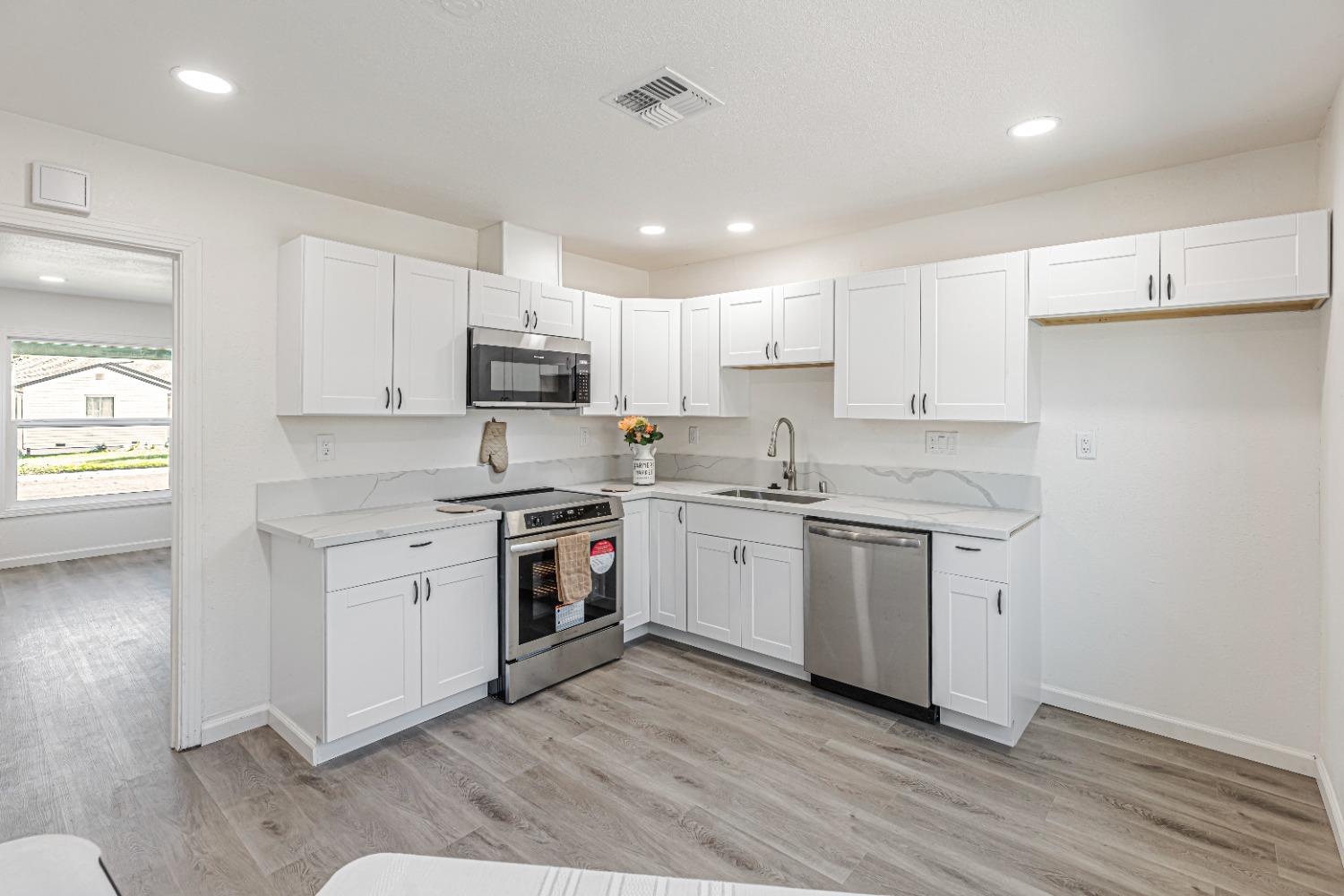 Detail Gallery Image 11 of 36 For 6036 Mclaren Ave, Sacramento,  CA 95822 - 3 Beds | 1 Baths