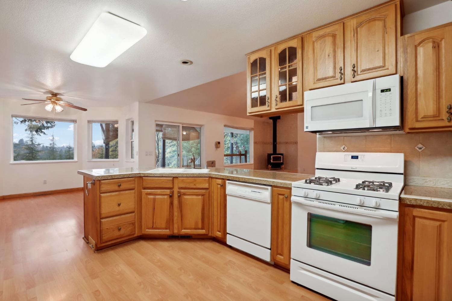 Detail Gallery Image 15 of 62 For 14795 Royal Flush Ct, Grass Valley,  CA 95945 - 3 Beds | 2/1 Baths