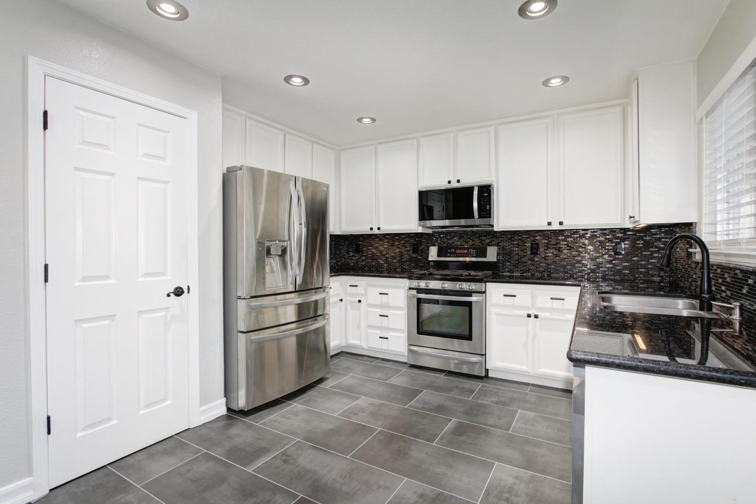 Detail Gallery Image 9 of 37 For 819 Marsh Creek, Sacramento,  CA 95838 - 4 Beds | 2/1 Baths