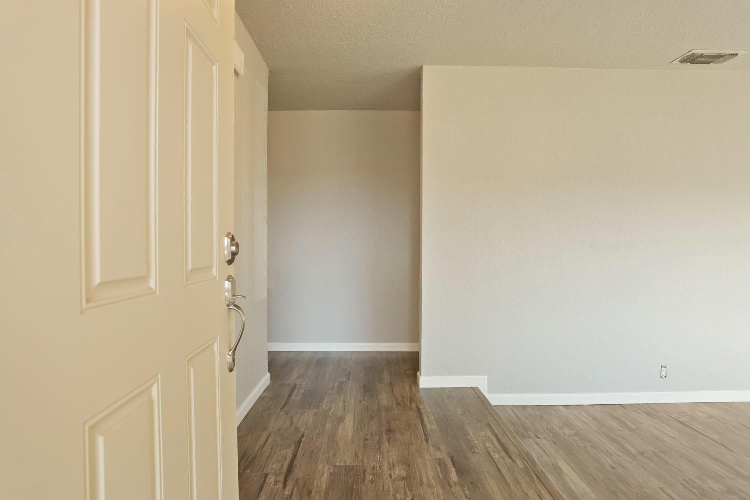 Detail Gallery Image 3 of 35 For 1497 Claremont Dr, Manteca,  CA 95336 - 3 Beds | 2 Baths