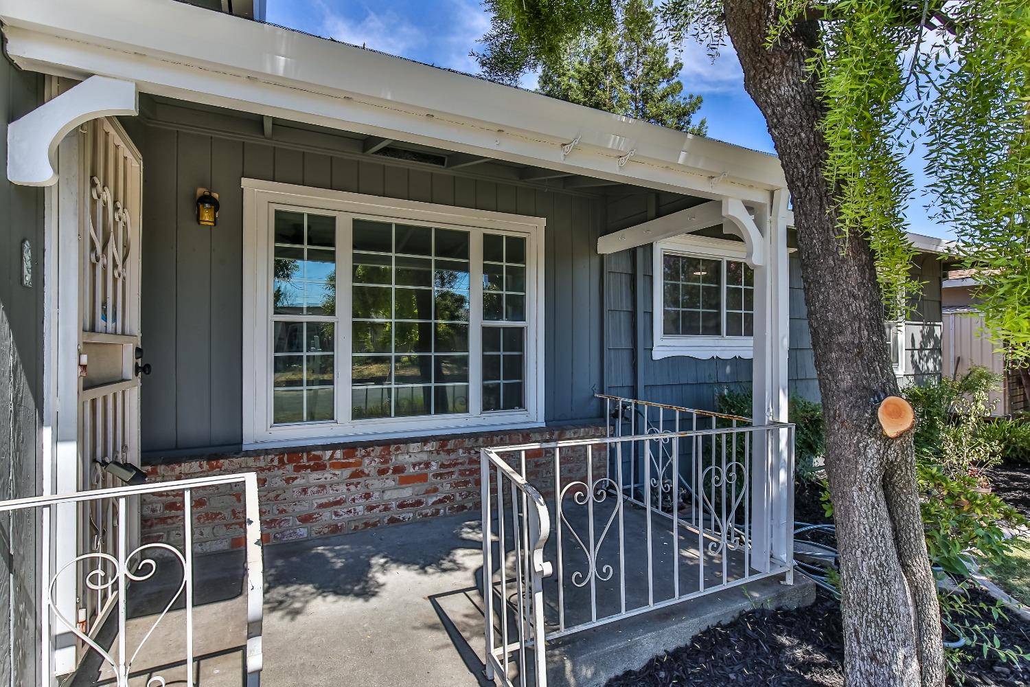 Detail Gallery Image 2 of 43 For 2028 Middleberry Rd, Sacramento,  CA 95815 - 4 Beds | 2 Baths