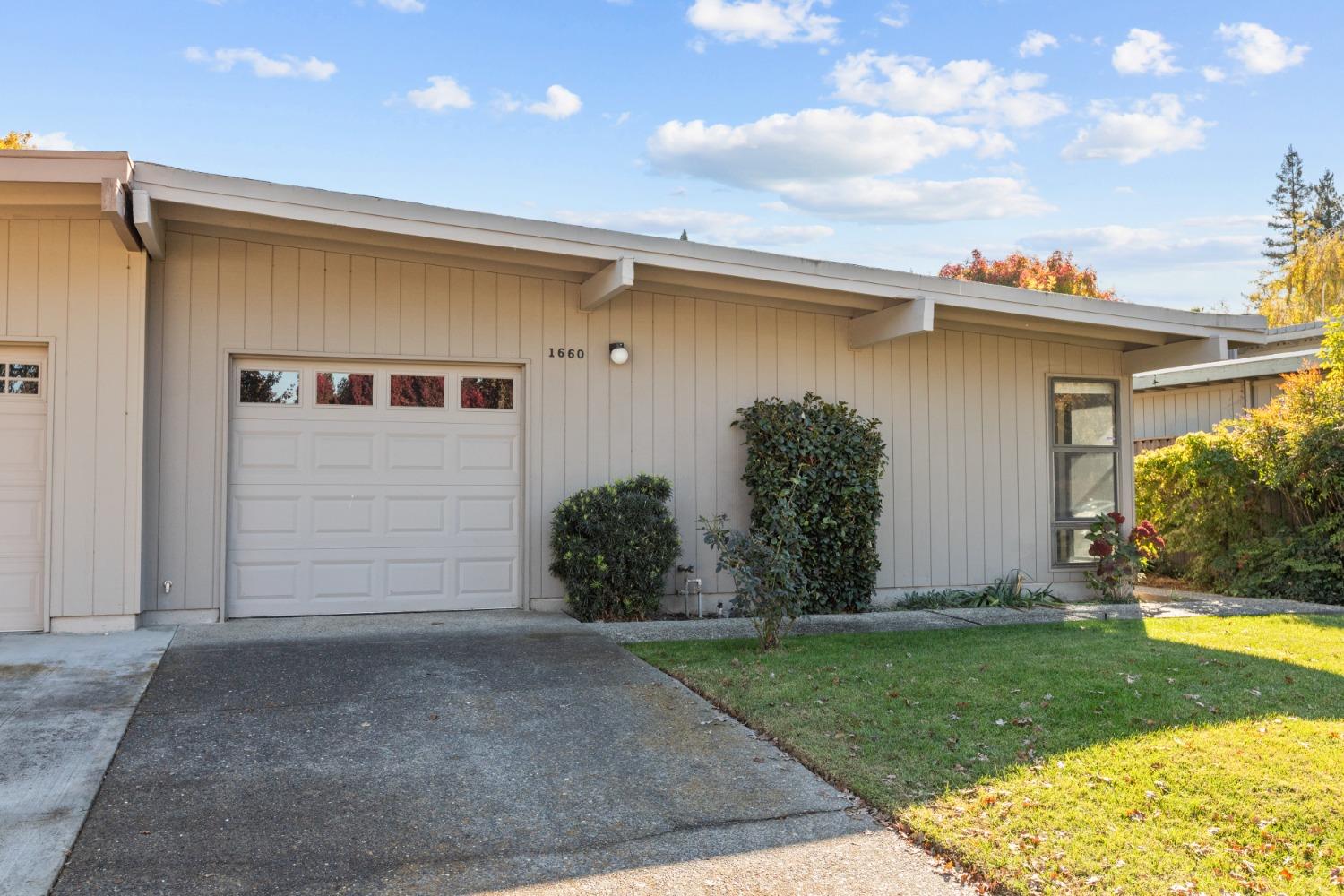 Detail Gallery Image 1 of 53 For 1660 Bannon Creek, Sacramento,  CA 95833 - 2 Beds | 2 Baths