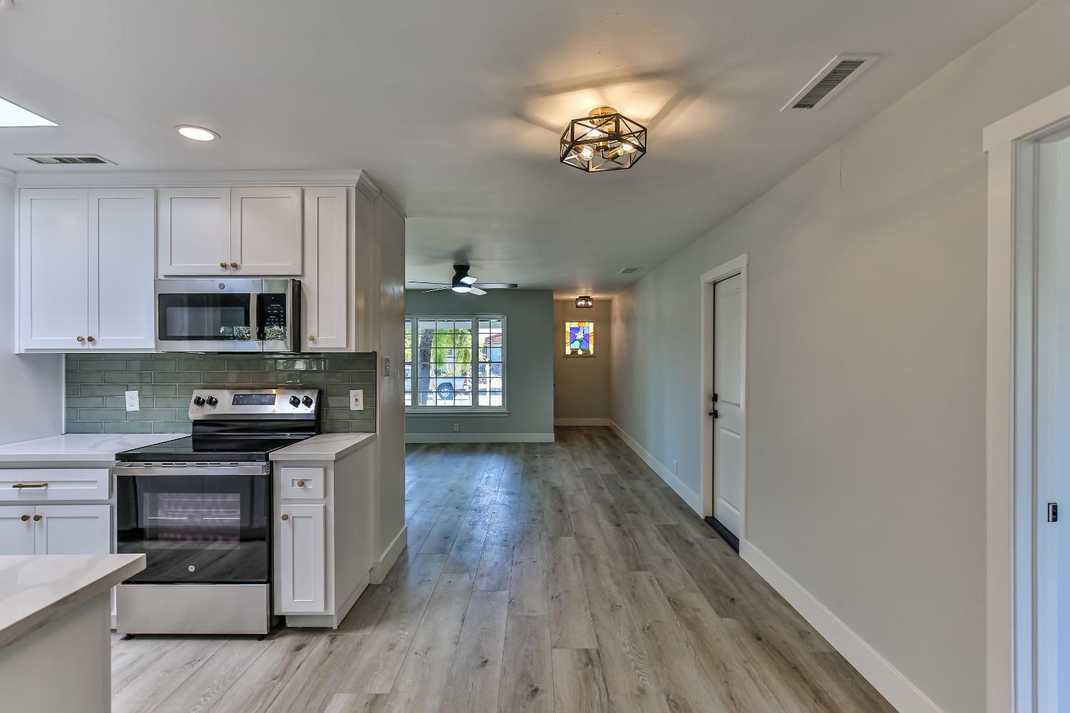 Detail Gallery Image 8 of 43 For 2028 Middleberry Rd, Sacramento,  CA 95815 - 4 Beds | 2 Baths