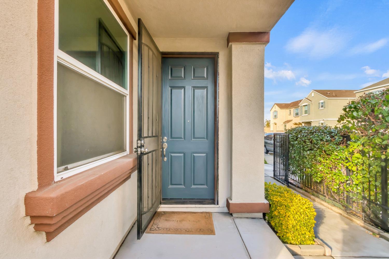 Detail Gallery Image 5 of 57 For 2481 Ben Ali Way, Sacramento,  CA 95815 - 4 Beds | 2/1 Baths