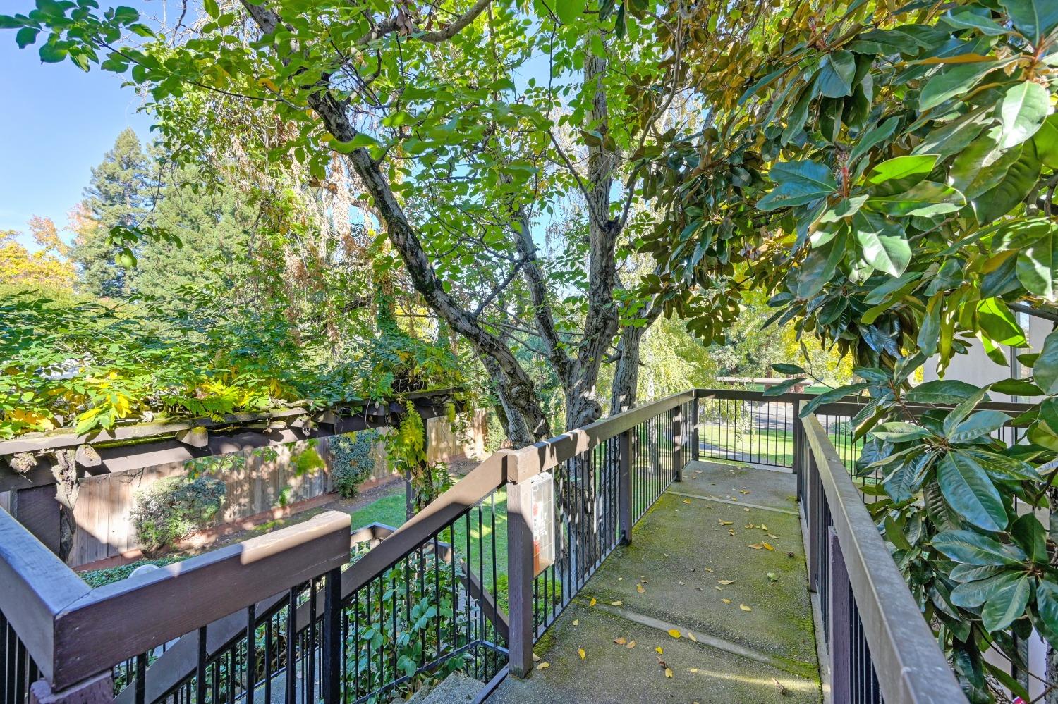 Detail Gallery Image 1 of 40 For 2241 Woodside Ln #11,  Sacramento,  CA 95825 - 1 Beds | 1 Baths