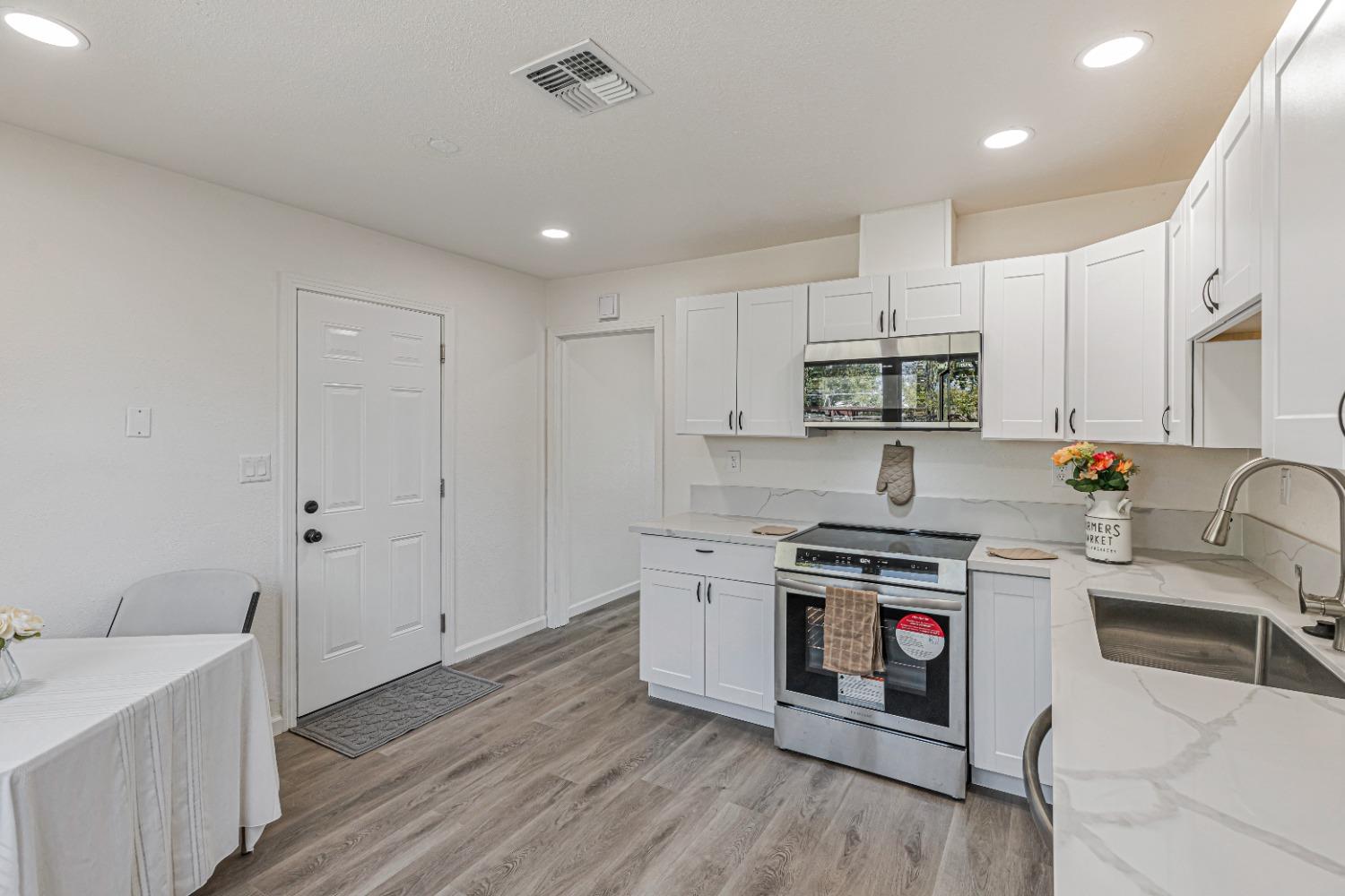 Detail Gallery Image 10 of 36 For 6036 Mclaren Ave, Sacramento,  CA 95822 - 3 Beds | 1 Baths