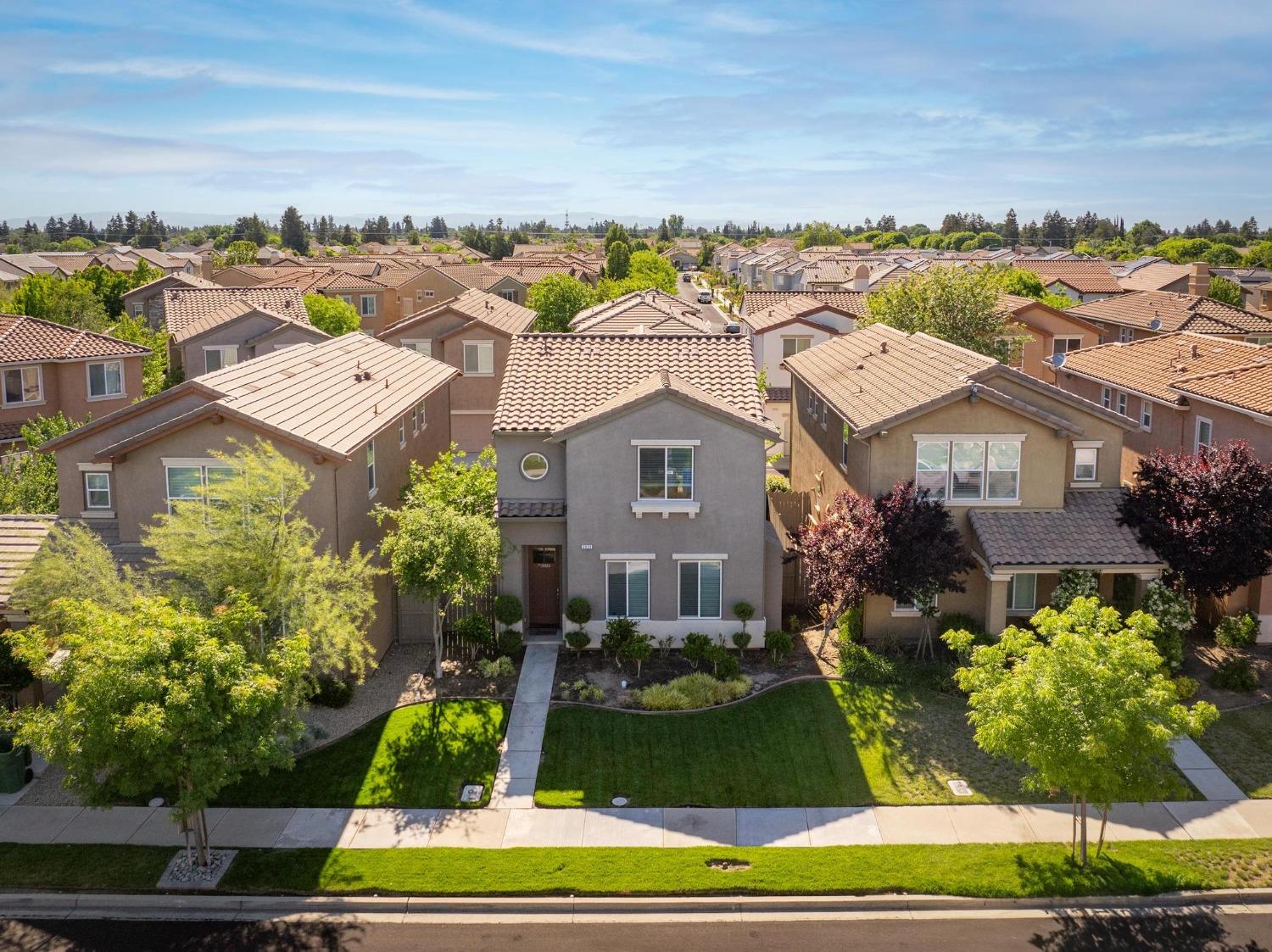 Detail Gallery Image 4 of 38 For 3925 Rose Garden Way, Turlock,  CA 95382 - 3 Beds | 2/1 Baths