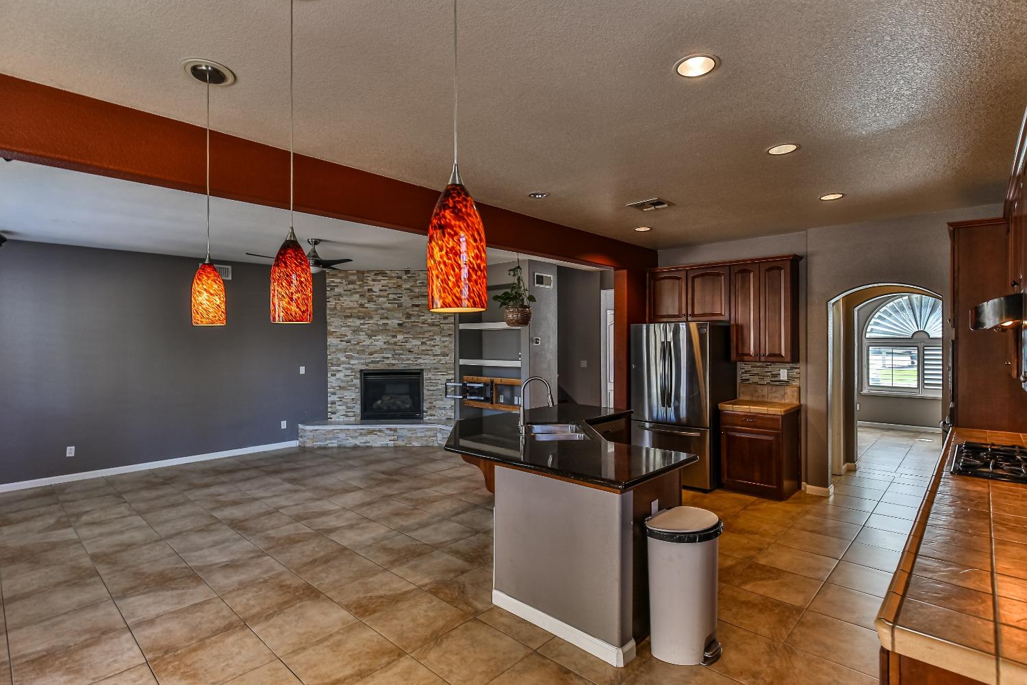 Detail Gallery Image 4 of 76 For 9781 Fall Valley Way, Sacramento,  CA 95829 - 4 Beds | 2/1 Baths