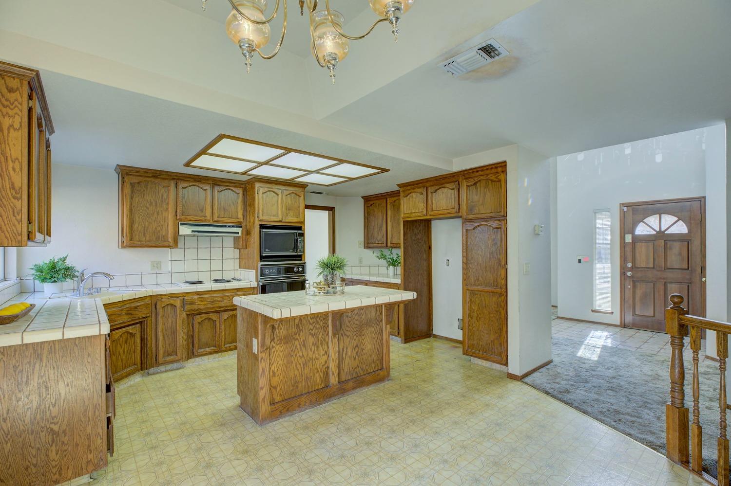 Detail Gallery Image 15 of 42 For 645 Amber Ct, Roseville,  CA 95678 - 4 Beds | 2/1 Baths