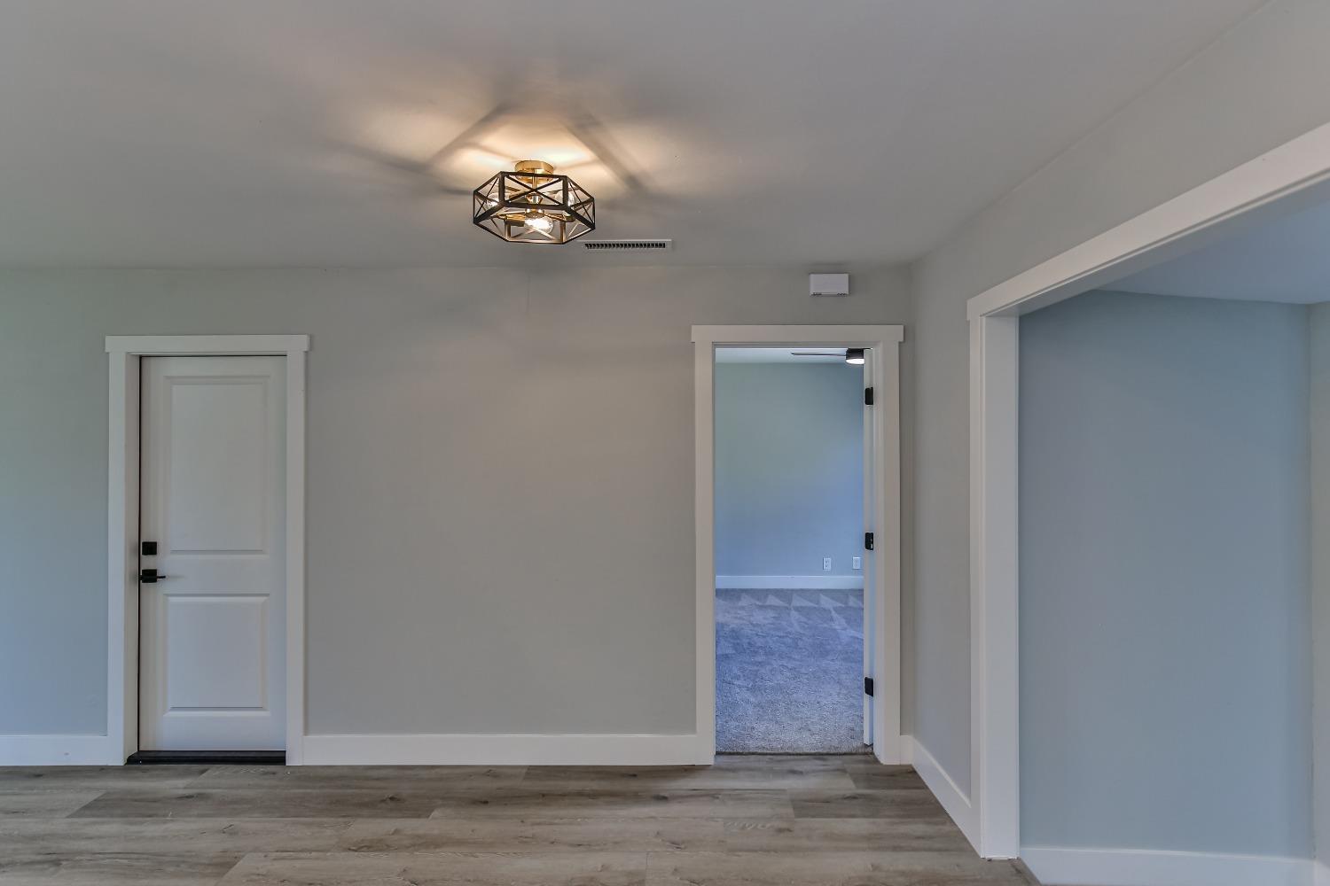 Detail Gallery Image 13 of 43 For 2028 Middleberry Rd, Sacramento,  CA 95815 - 4 Beds | 2 Baths