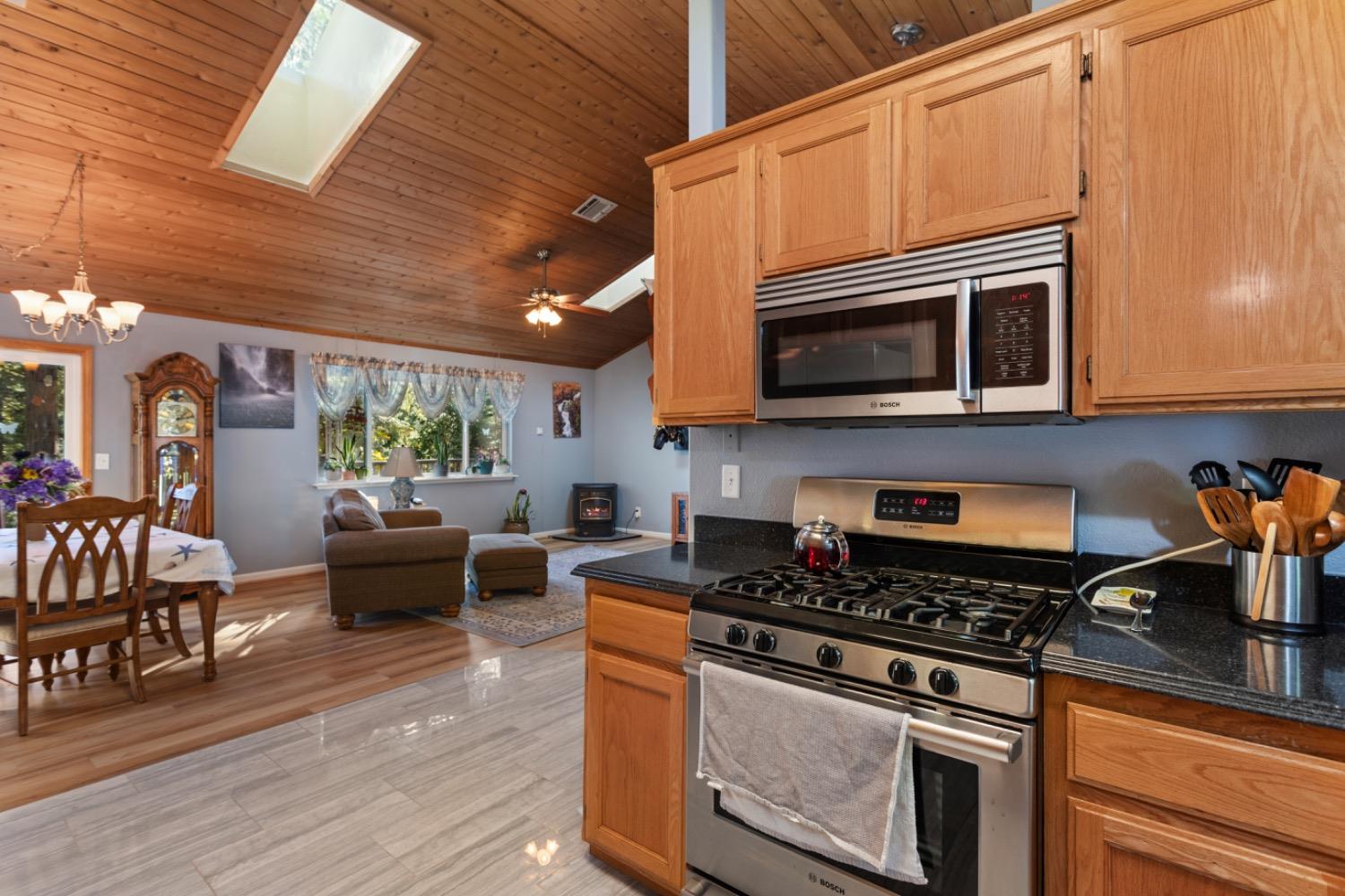 Detail Gallery Image 4 of 24 For 3238 Gold Ridge Trl, Pollock Pines,  CA 95726 - 3 Beds | 2/1 Baths