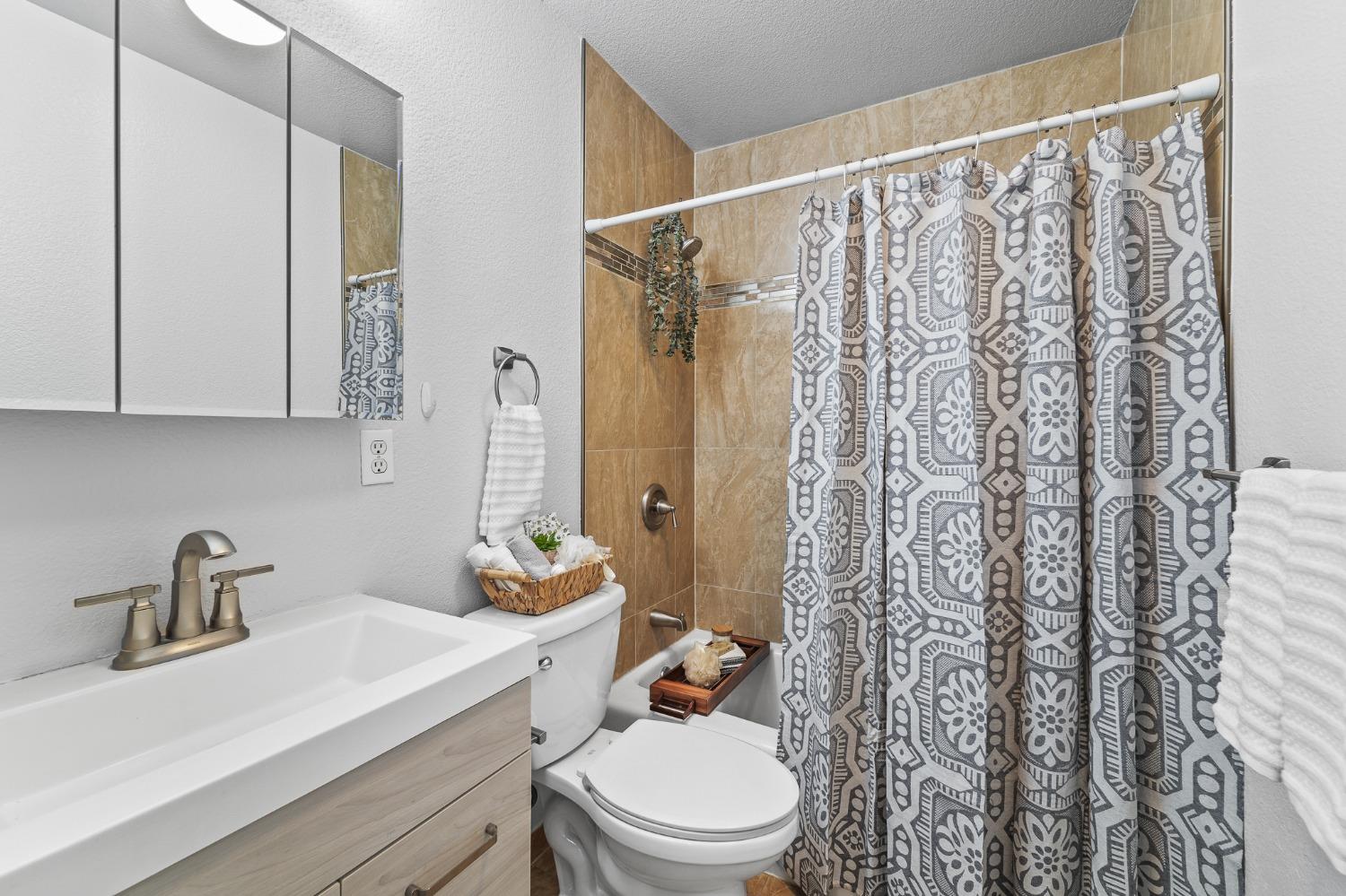 Detail Gallery Image 23 of 39 For 186 Santa Rosa Dr, San Jose,  CA 95111 - 3 Beds | 2 Baths