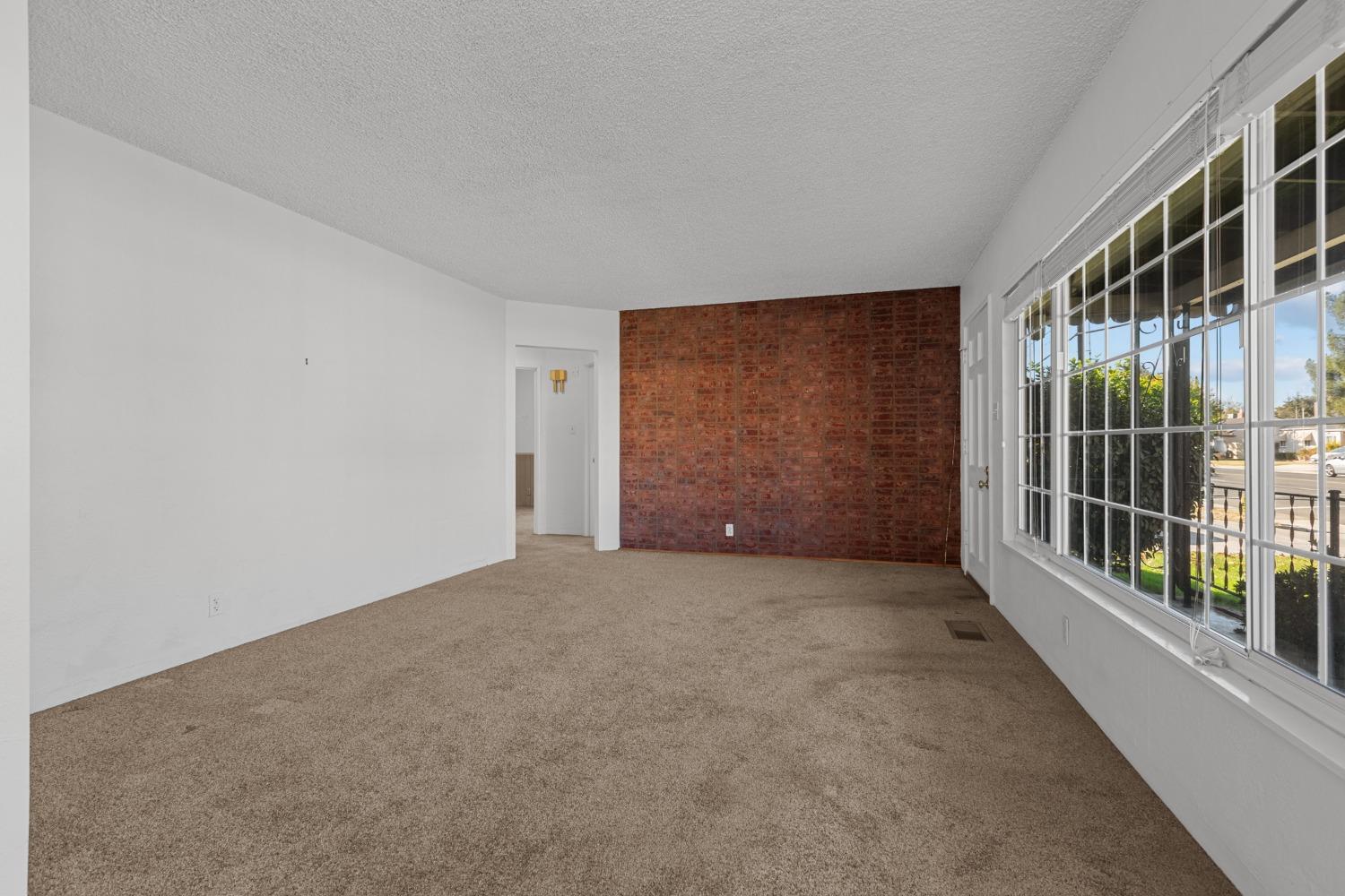 Detail Gallery Image 3 of 31 For 1952 W Alpine Ave, Stockton,  CA 95204 - 3 Beds | 1 Baths