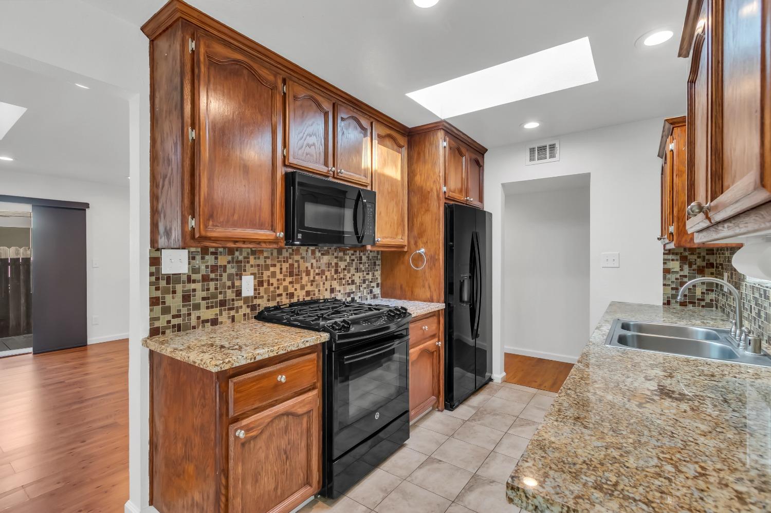 Detail Gallery Image 12 of 47 For 4964 Kennington Dr, Sacramento,  CA 95841 - 3 Beds | 2 Baths