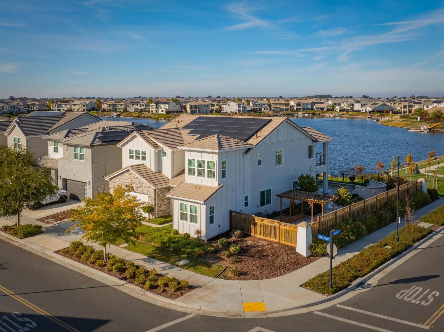 Detail Gallery Image 9 of 80 For 2307 Garden Farms Ave, Lathrop,  CA 95330 - 6 Beds | 5/1 Baths